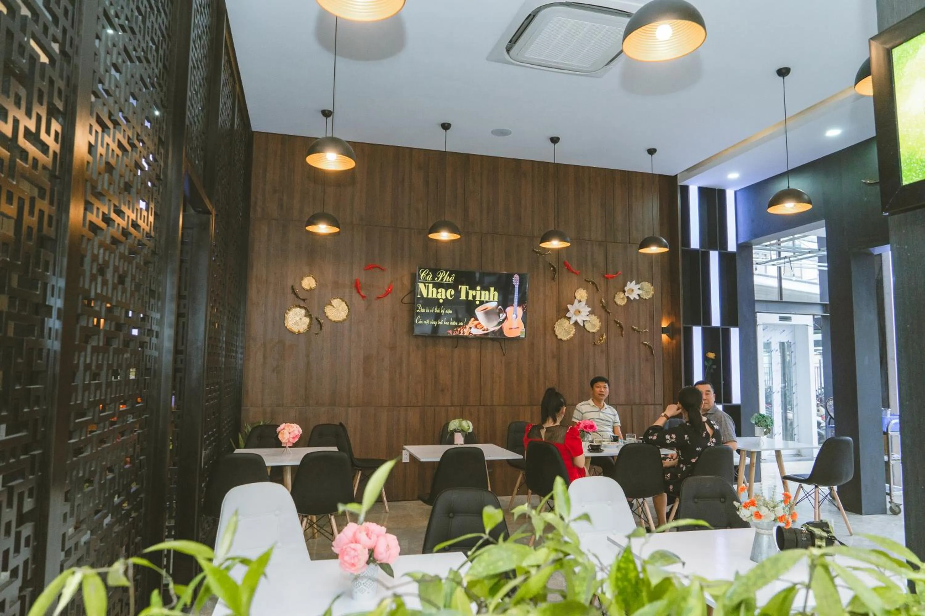 Restaurant/places to eat in Bamboo Hotel