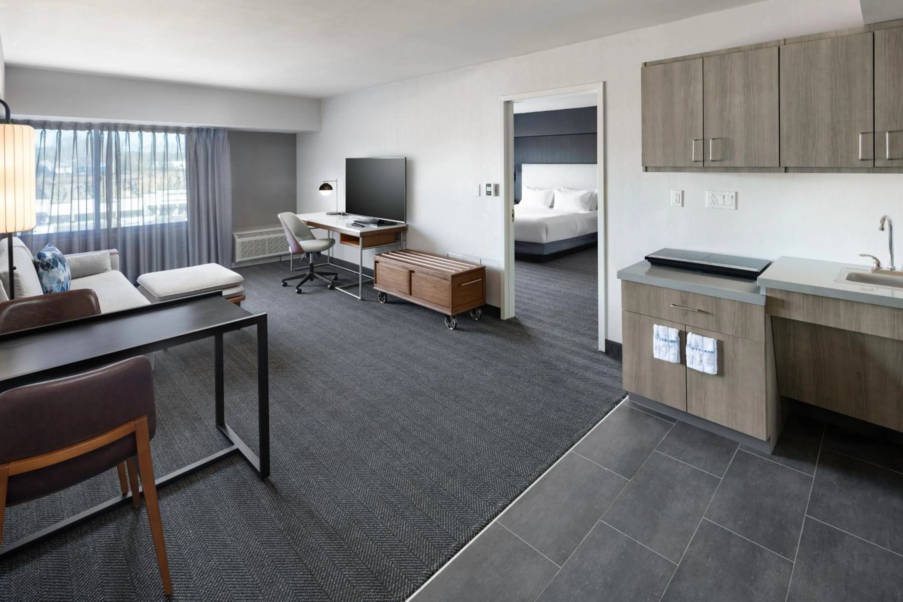 Photo of the whole room, Bed in Courtyard Shelton