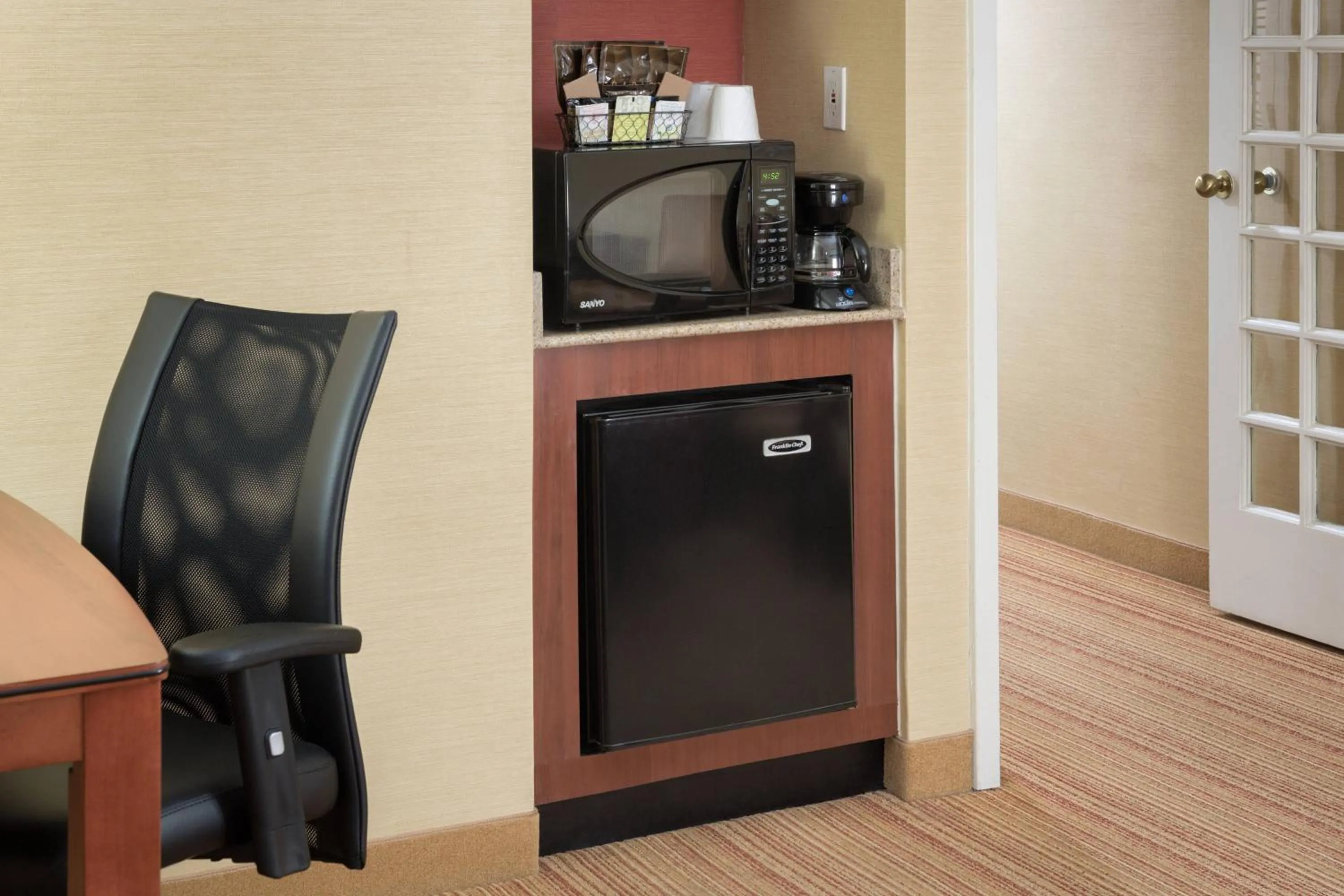 Photo of the whole room in Courtyard Shelton