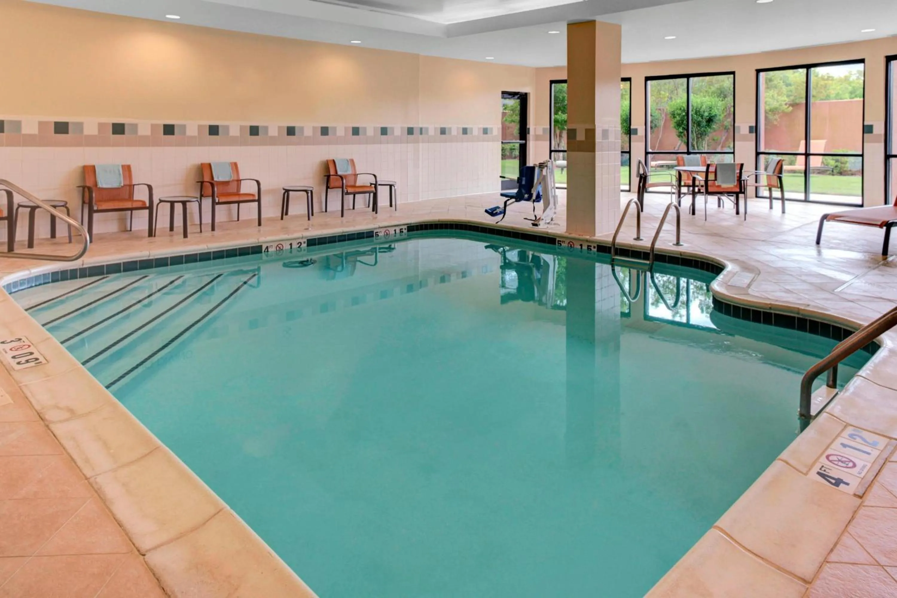 Swimming pool in Courtyard by Marriott Anniston Oxford