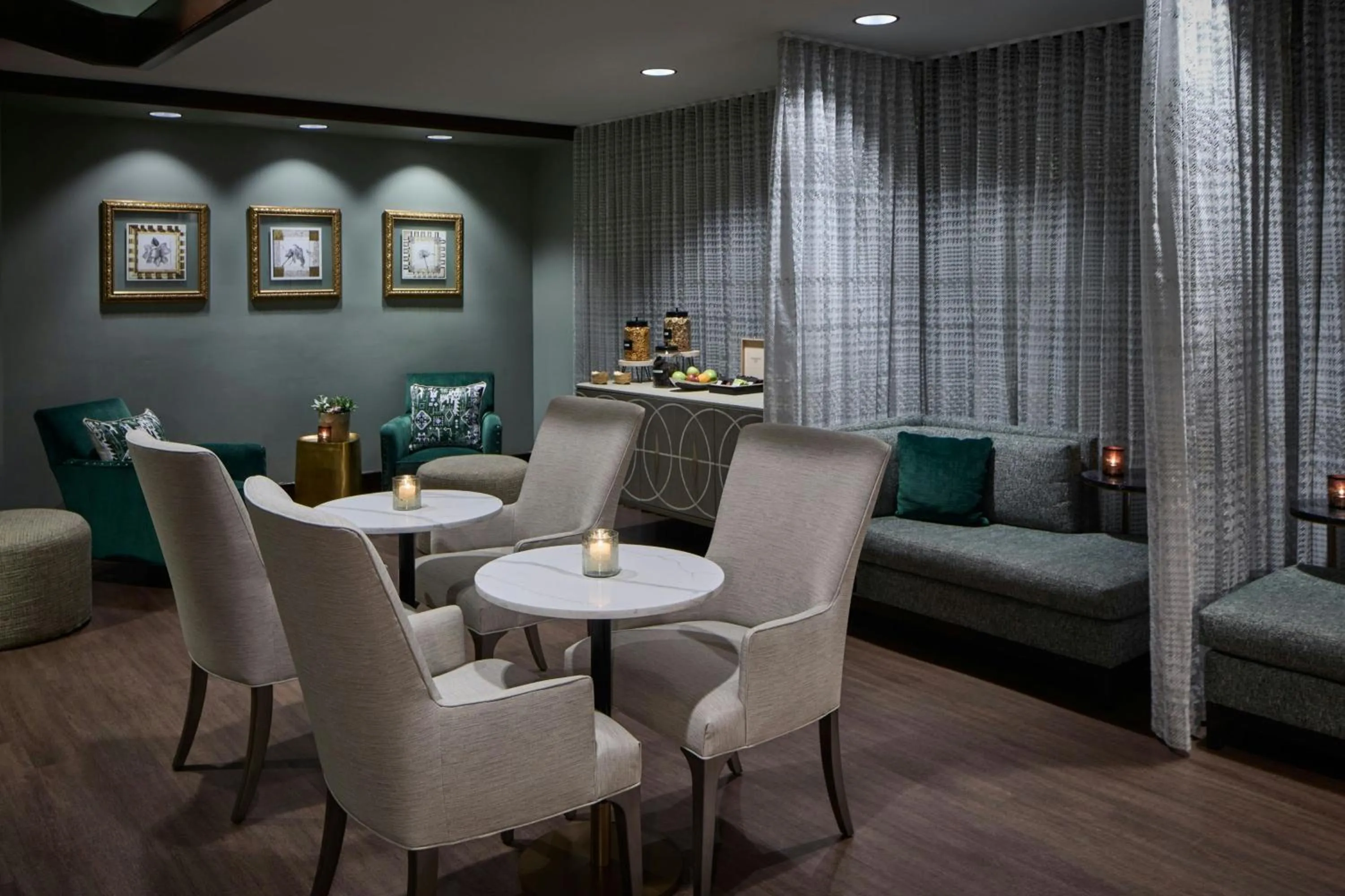 Lounge or bar in Renaissance Birmingham Ross Bridge Golf Resort & Spa