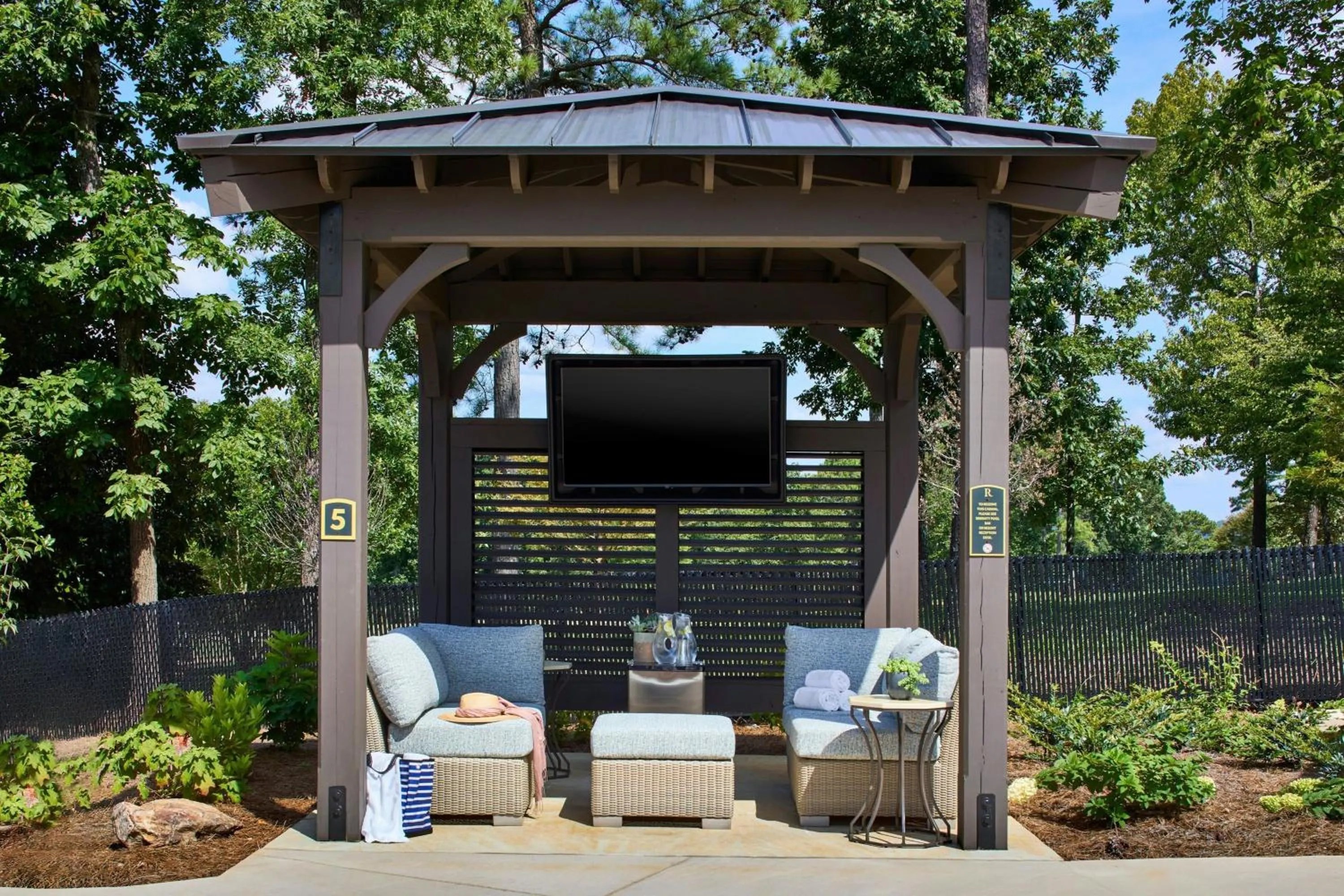 Lounge or bar in Renaissance Birmingham Ross Bridge Golf Resort & Spa