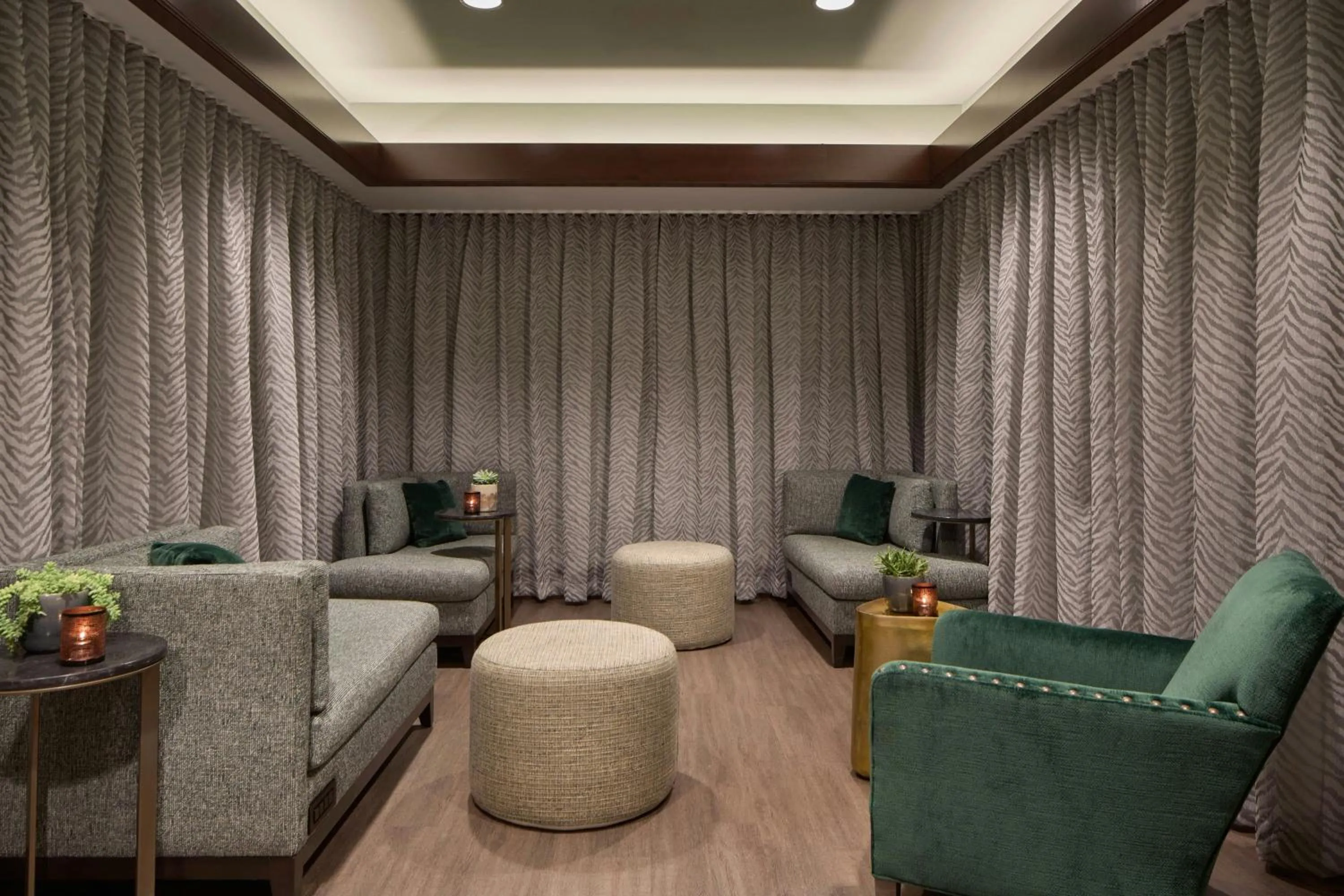 Lounge or bar in Renaissance Birmingham Ross Bridge Golf Resort & Spa