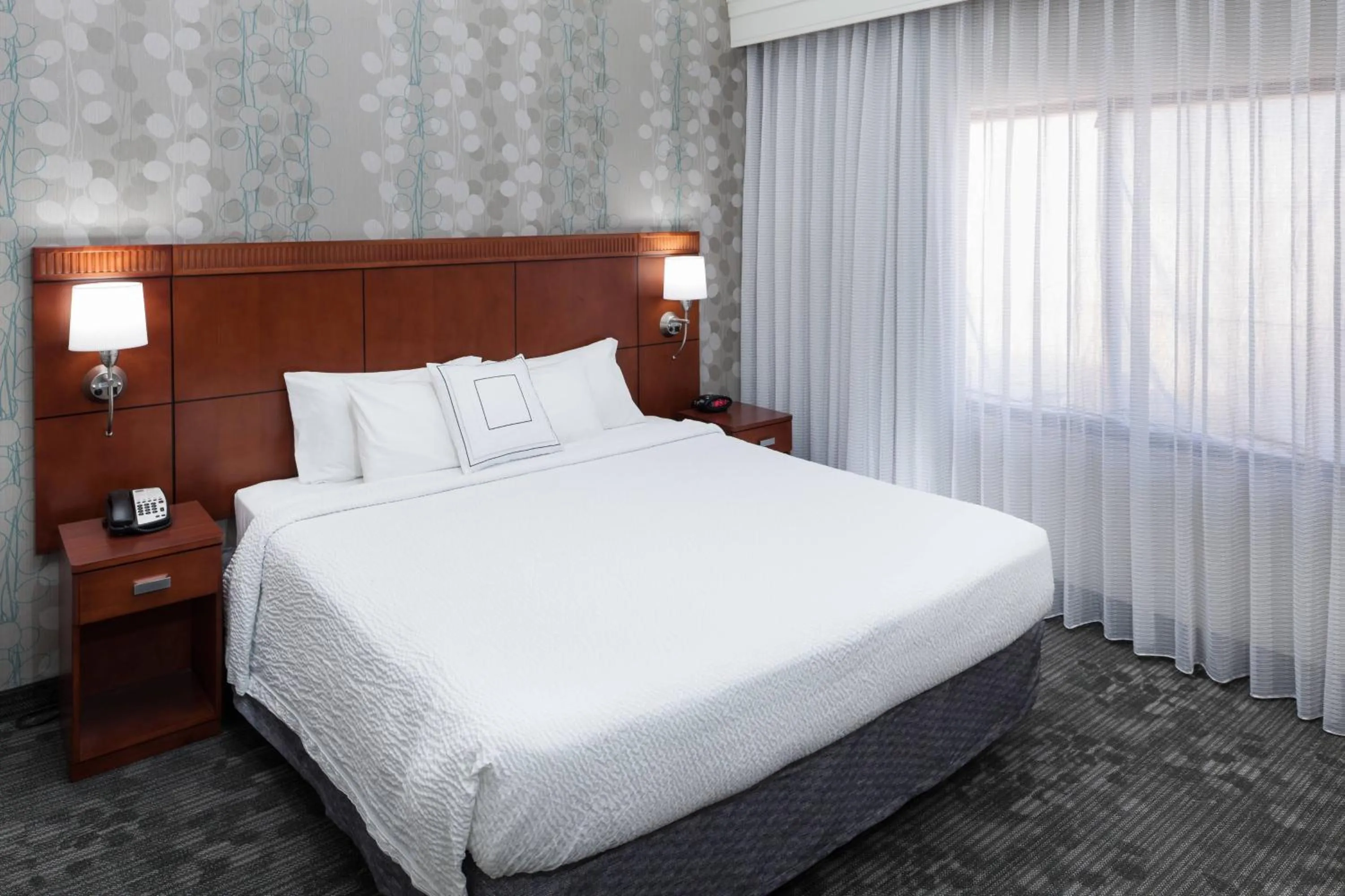 Bedroom, Bed in Courtyard by Marriott Birmingham Trussville