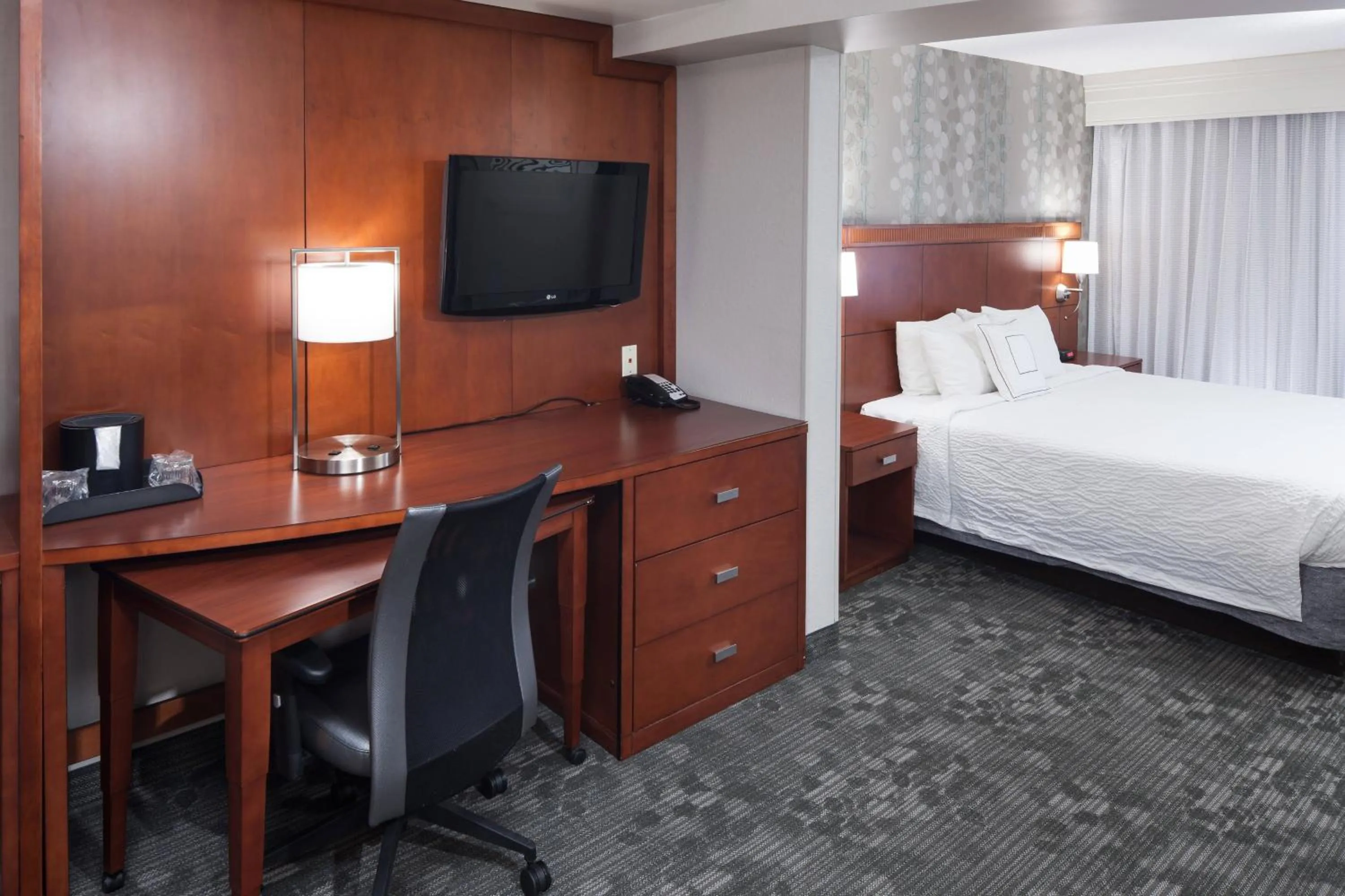 Bedroom, Bed in Courtyard by Marriott Birmingham Trussville
