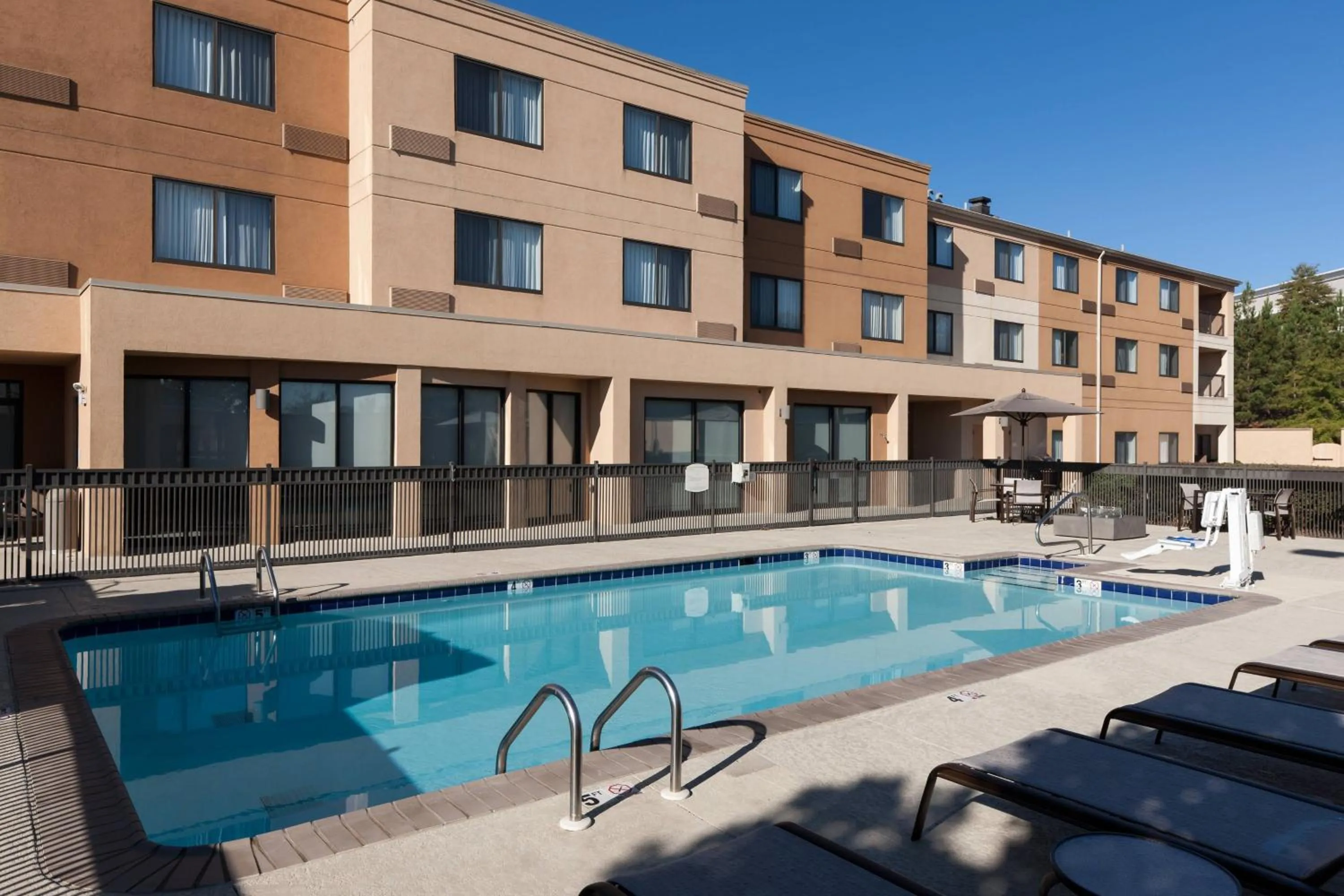 Swimming pool in Courtyard by Marriott Birmingham Trussville