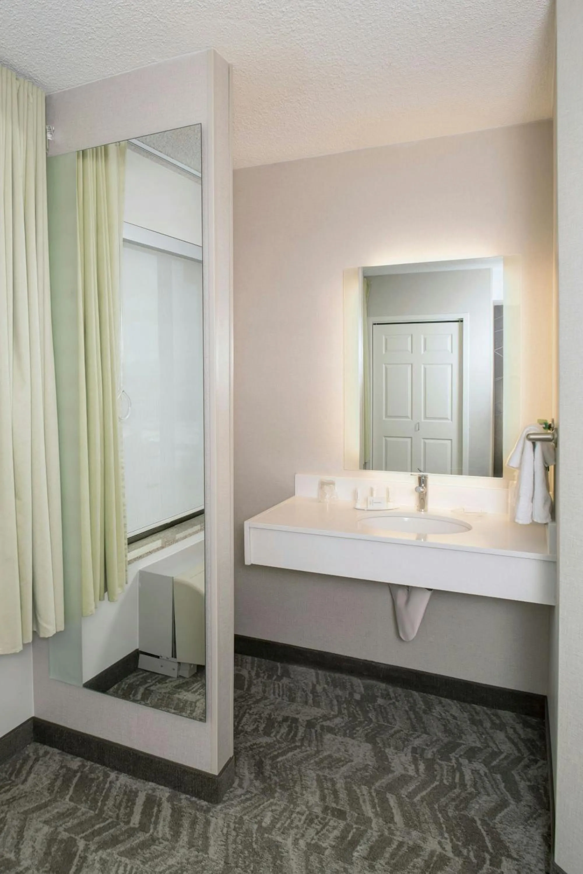 Bathroom, Bed in SpringHill Suites by Marriott Billings