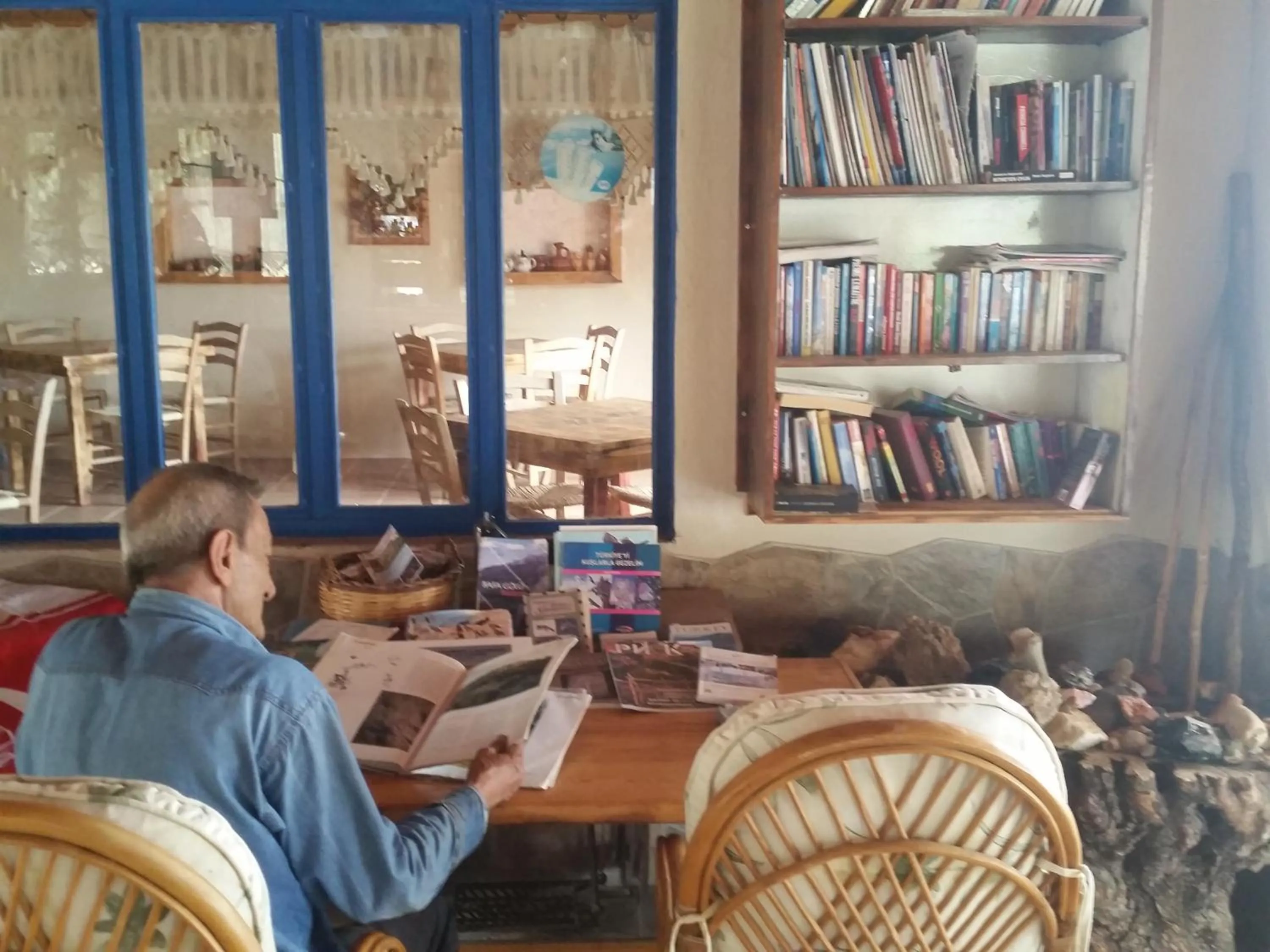 Library in Selenes Pansiyon