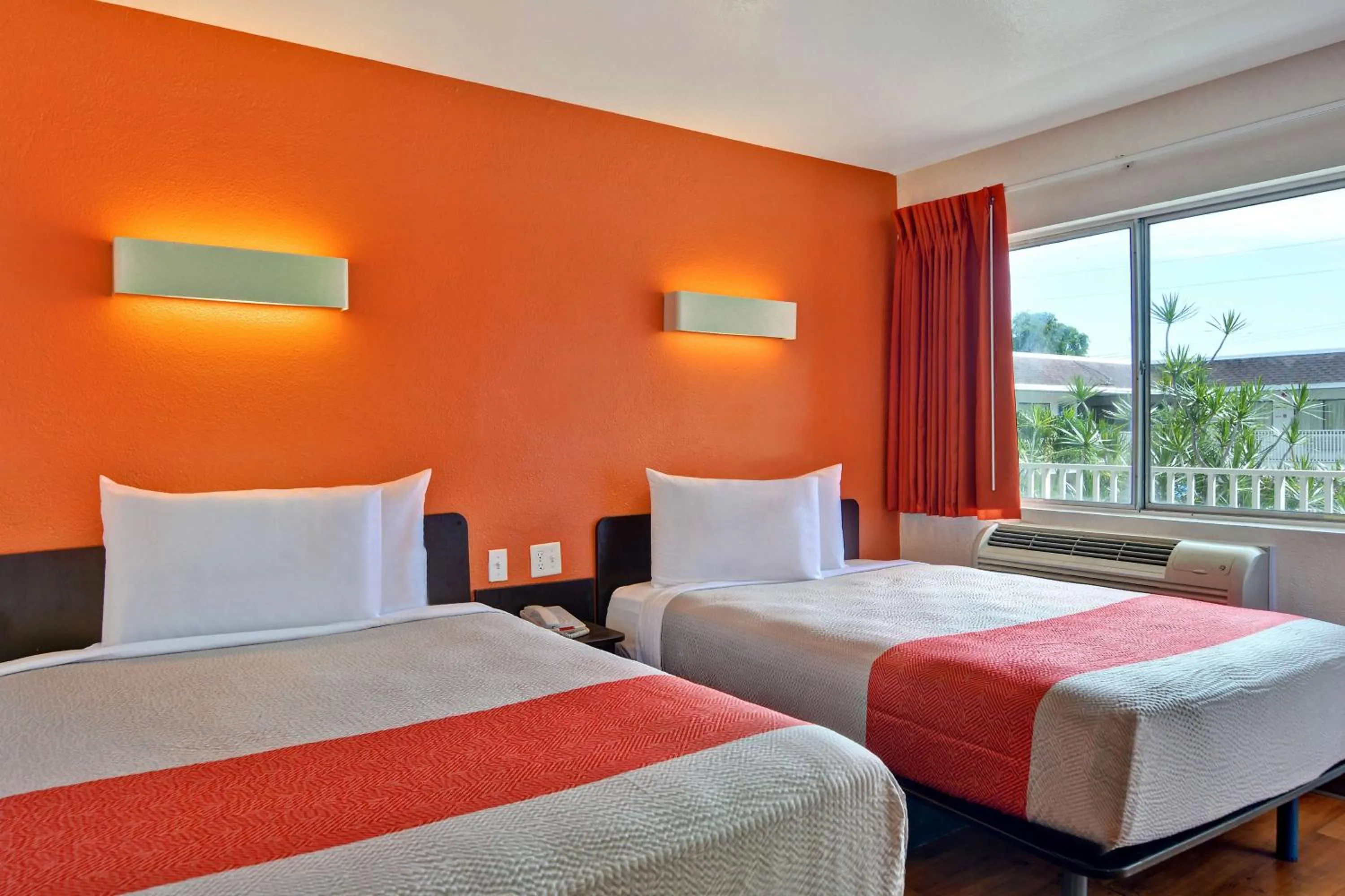 Bedroom, Bed in Motel 6 Dania Beach