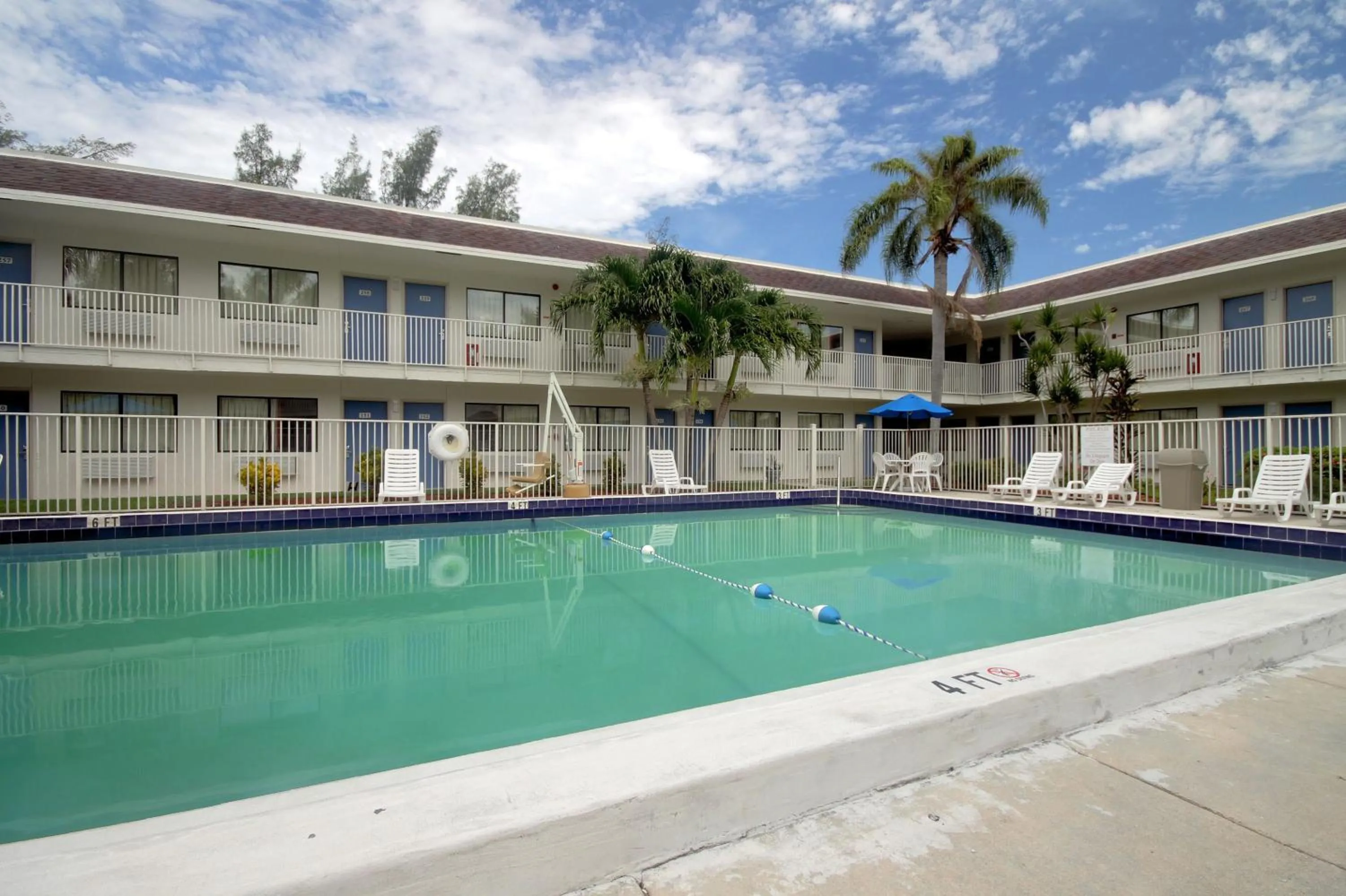 Swimming pool in Motel 6 Dania Beach
