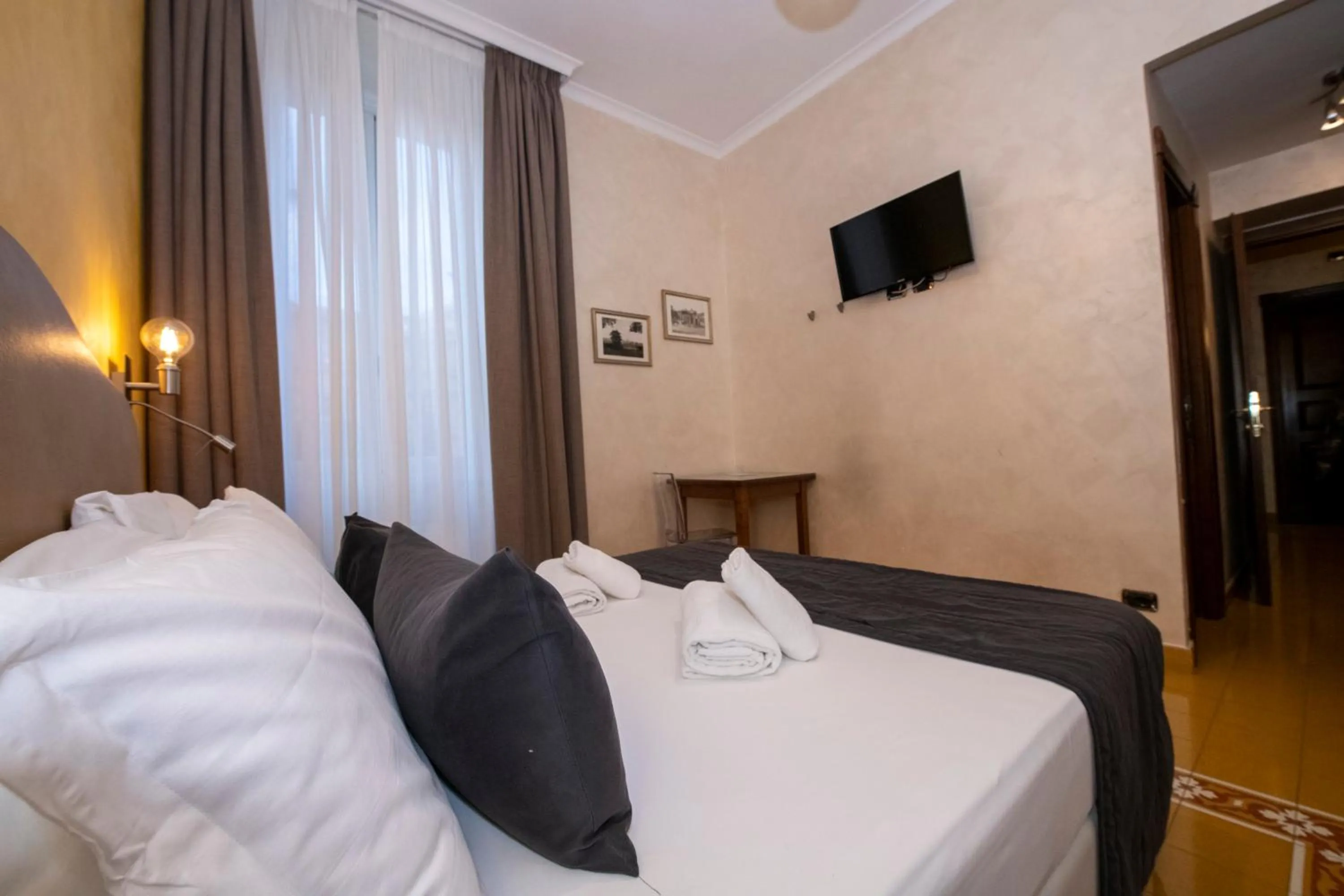 Bedroom, Bed in Aelius