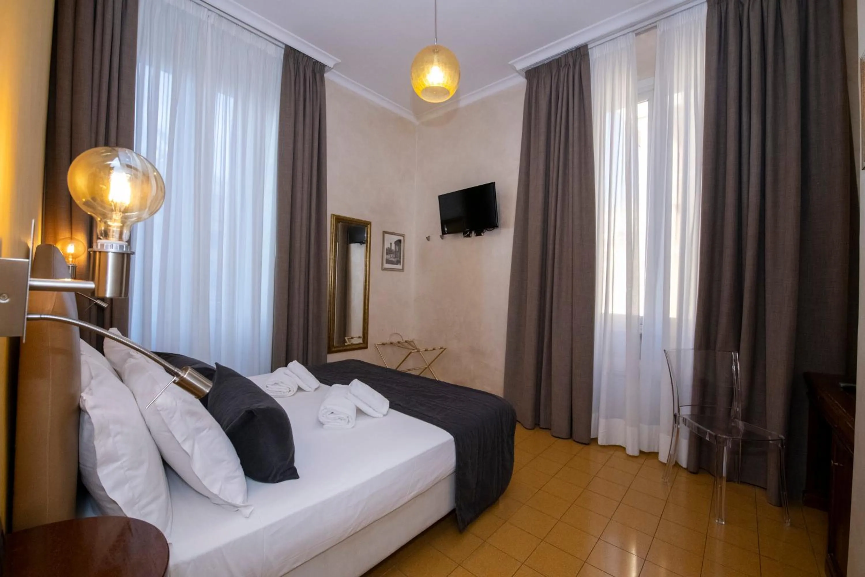 Bedroom, Bed in Aelius