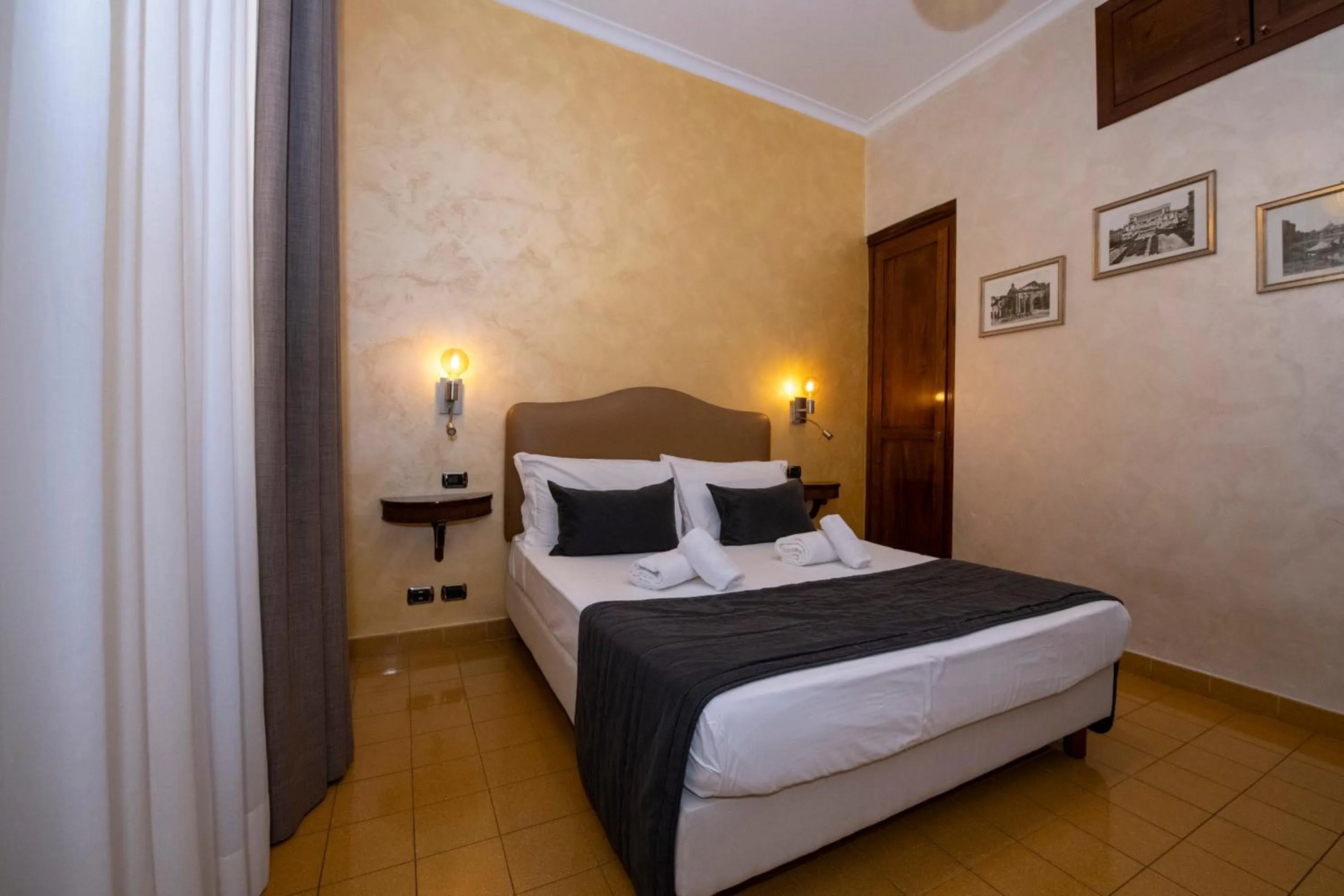 Bedroom, Bed in Aelius