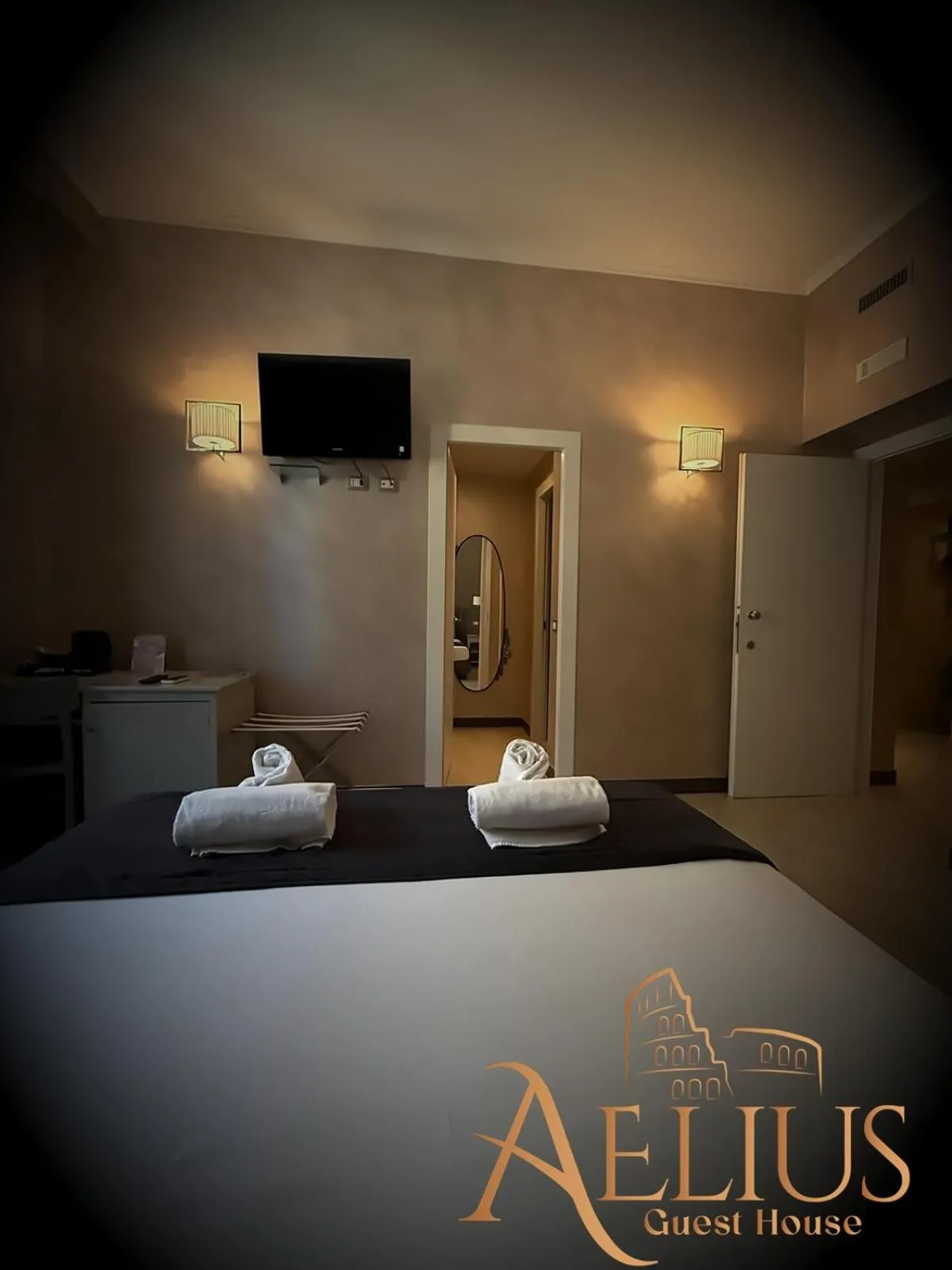 Photo of the whole room, Bed in Aelius