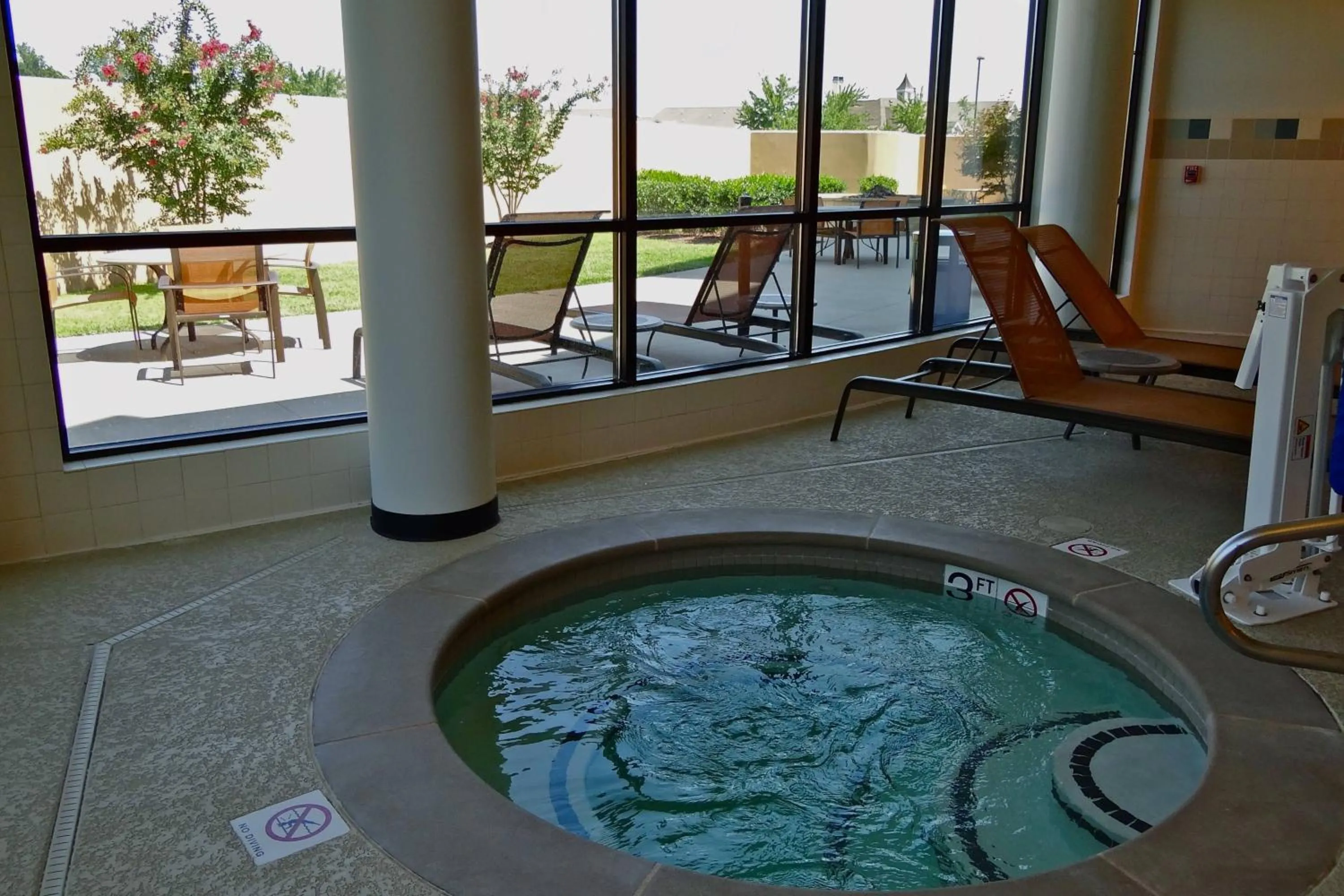Swimming pool in Courtyard by Marriott Clarksville