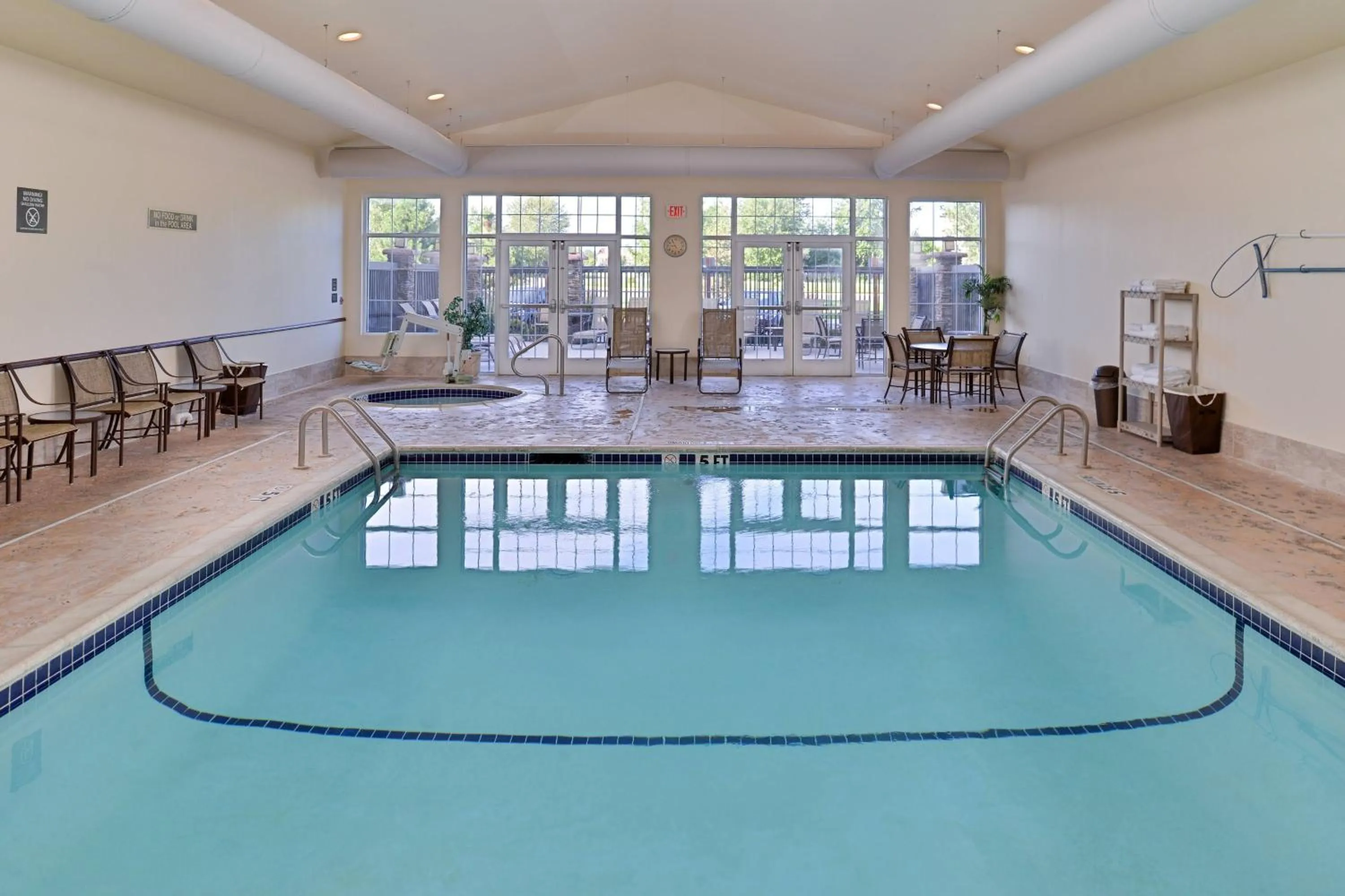 Swimming pool in Residence Inn Bozeman