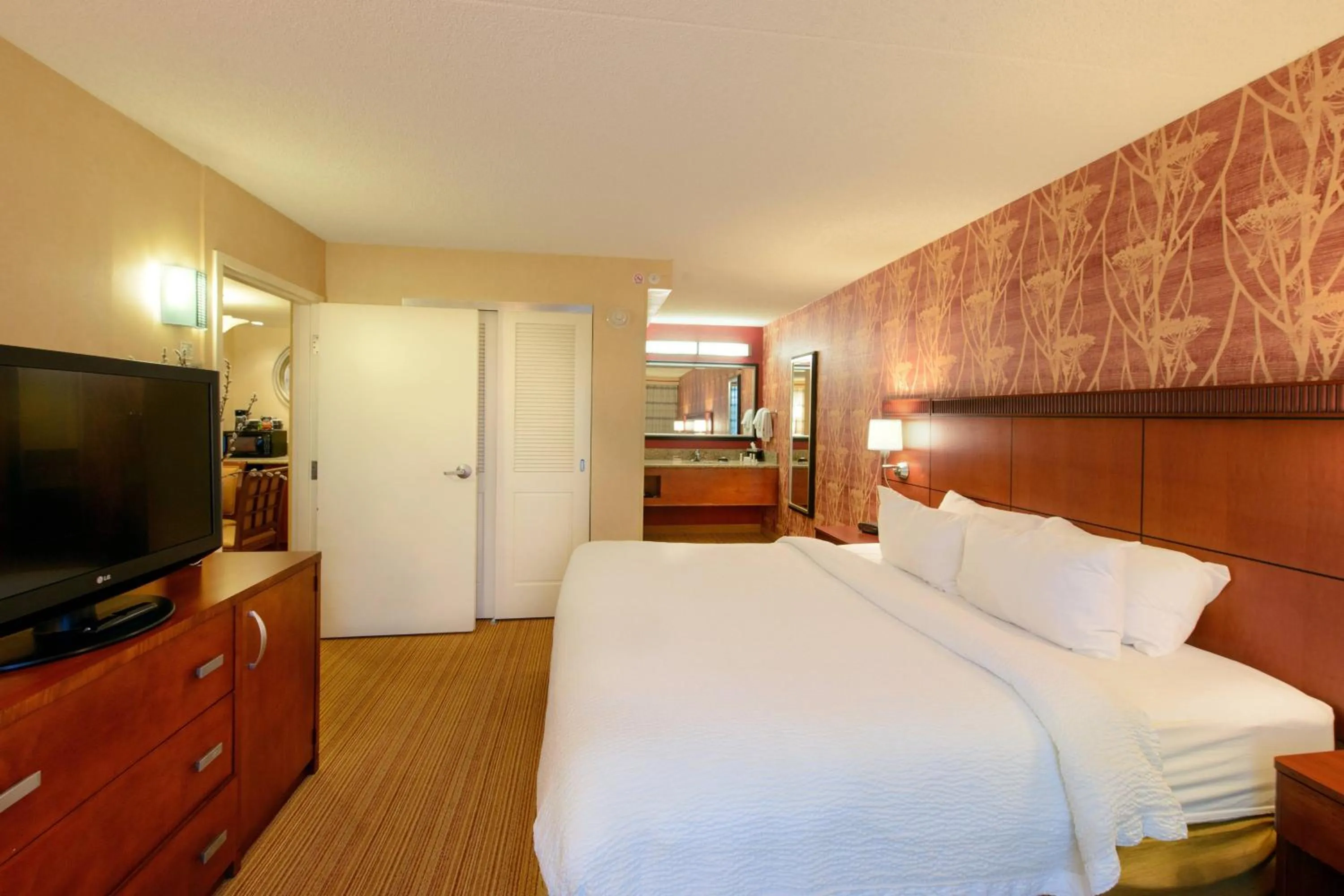 Photo of the whole room, Bed in Courtyard by Marriott Canton