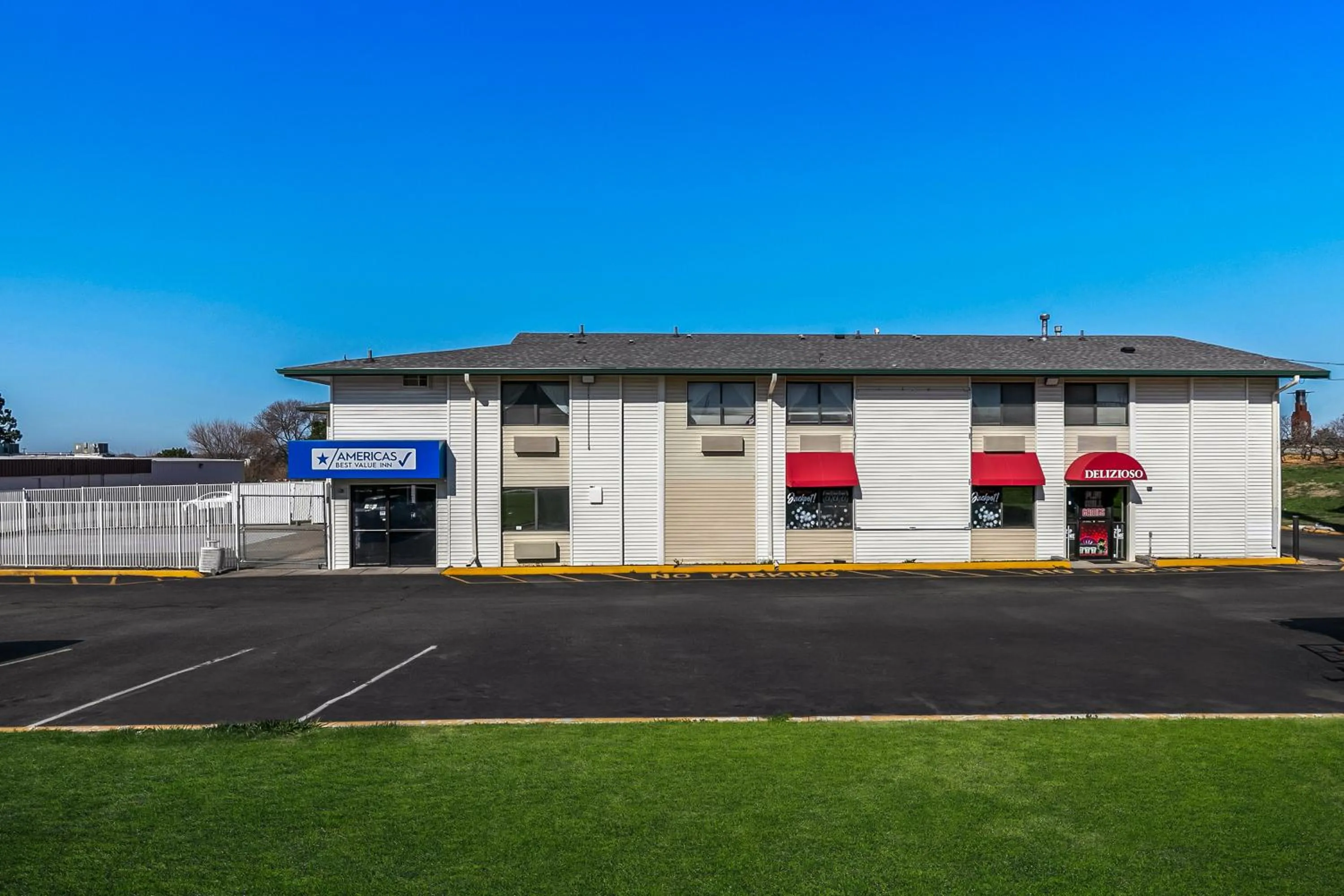 Property building in Americas Best Value Inn - Lincoln Airport