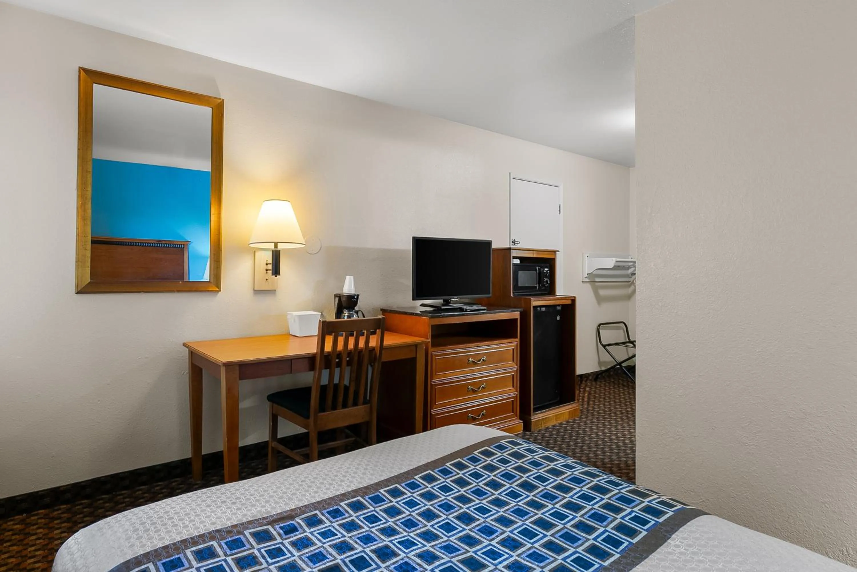 Bed in Americas Best Value Inn - Lincoln Airport