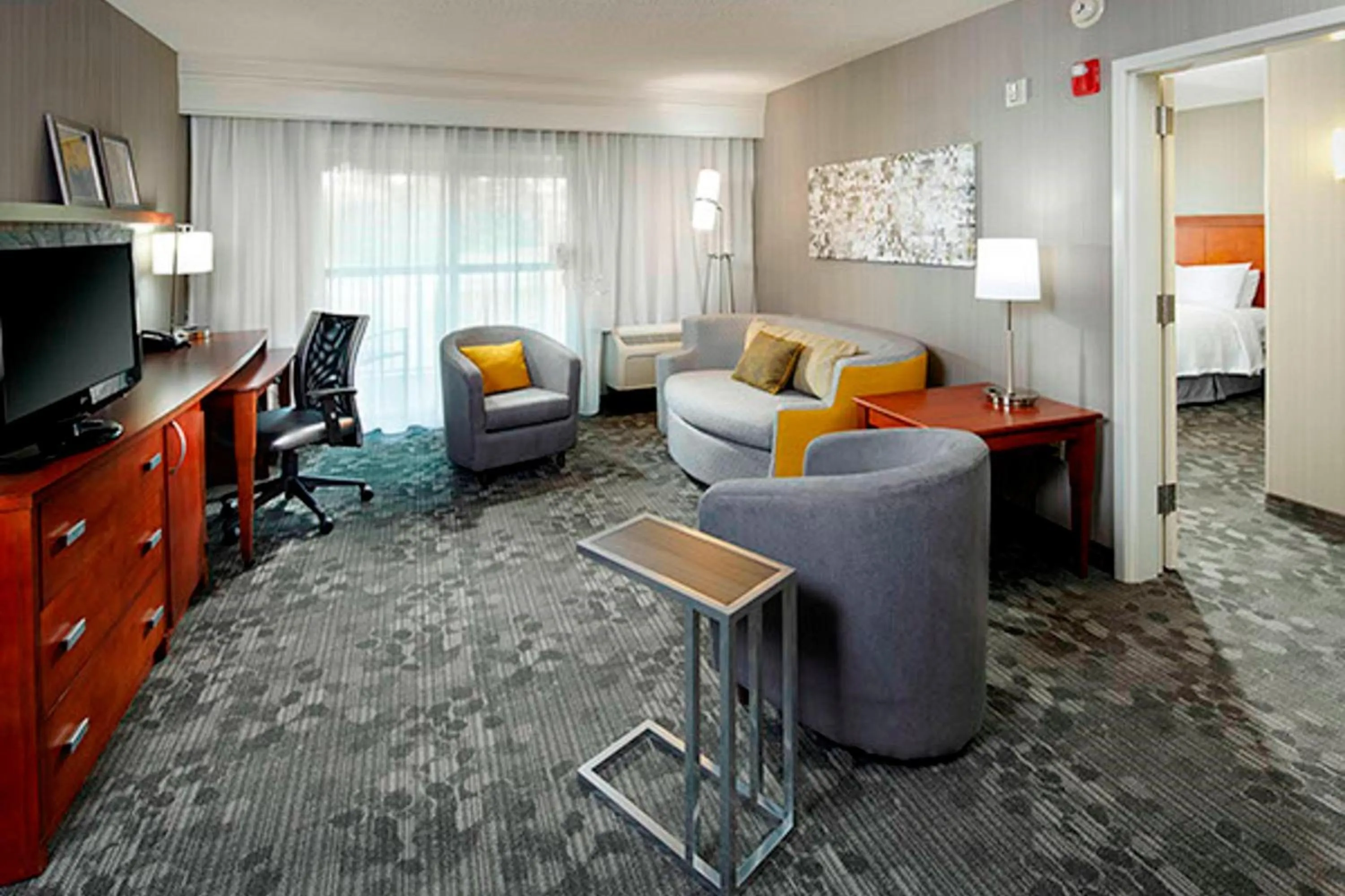 Living room in Courtyard by Marriott Akron Stow