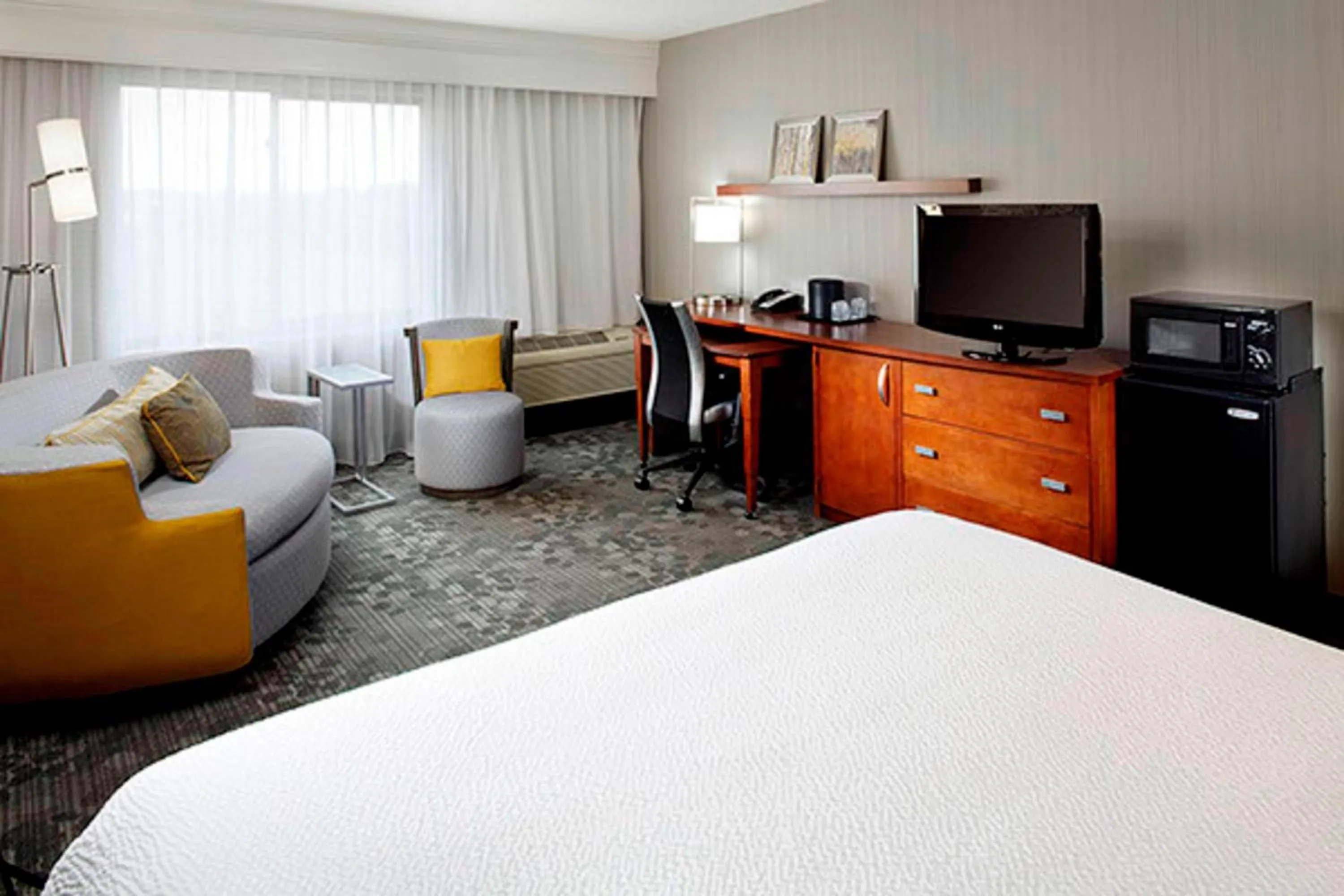 Photo of the whole room, Bed in Courtyard by Marriott Akron Stow