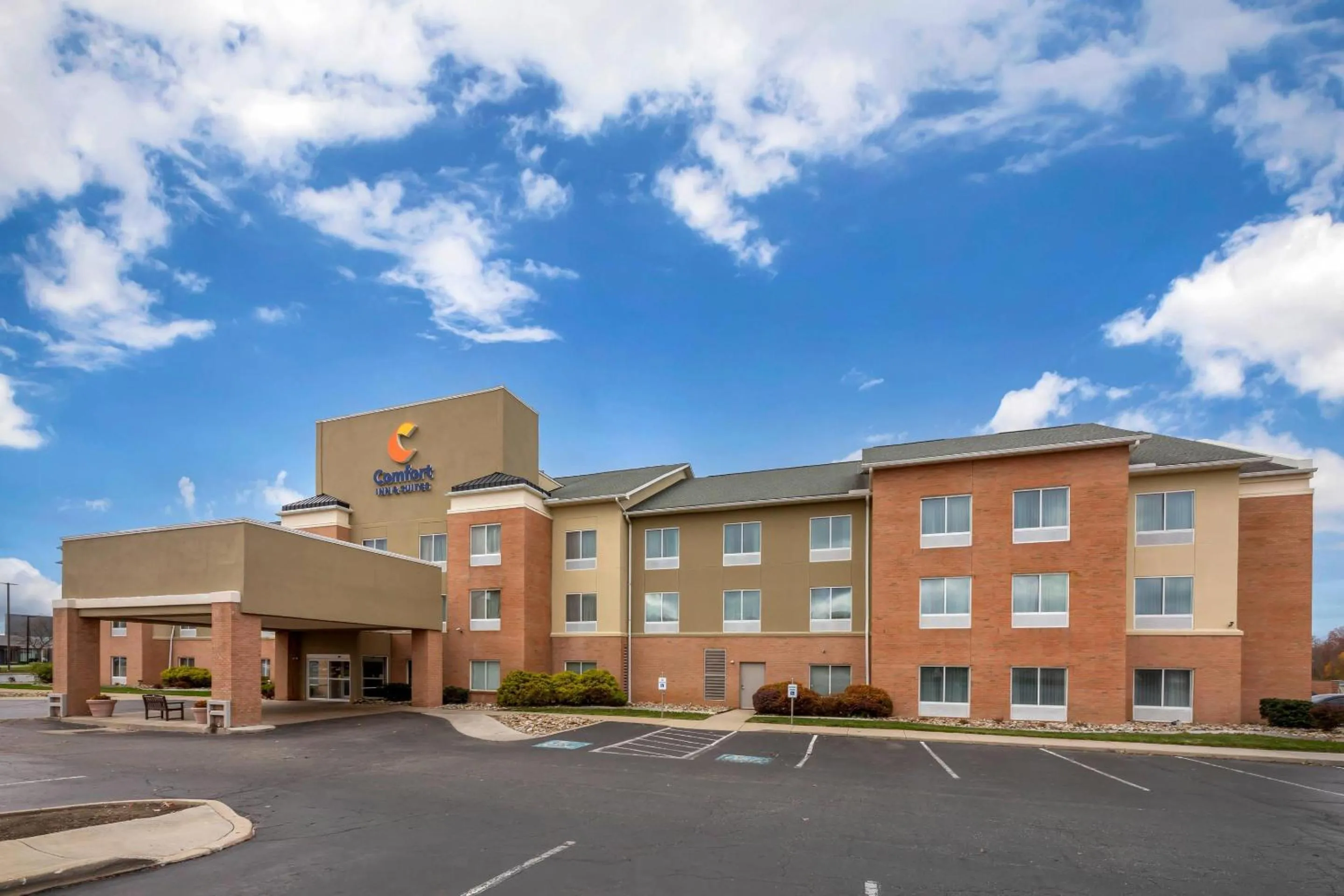 Property building in Comfort Inn & Suites Akron South