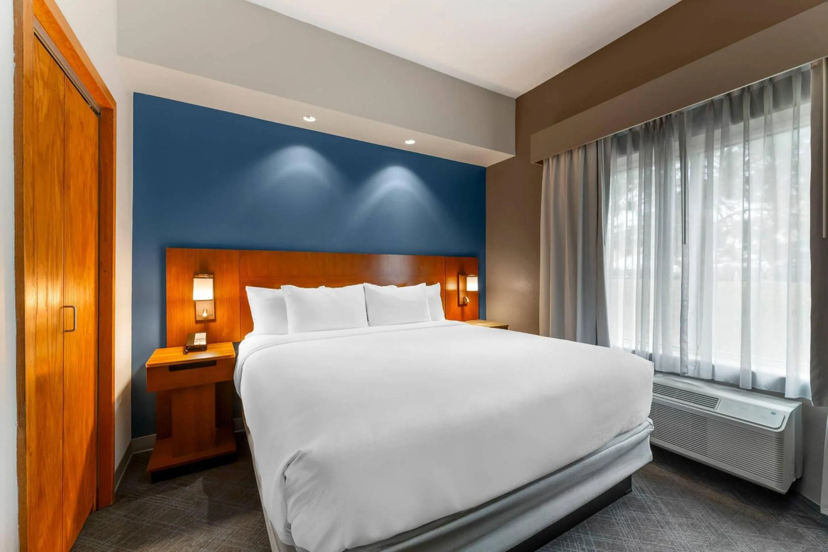 Bedroom, Bed in Comfort Inn & Suites Akron South