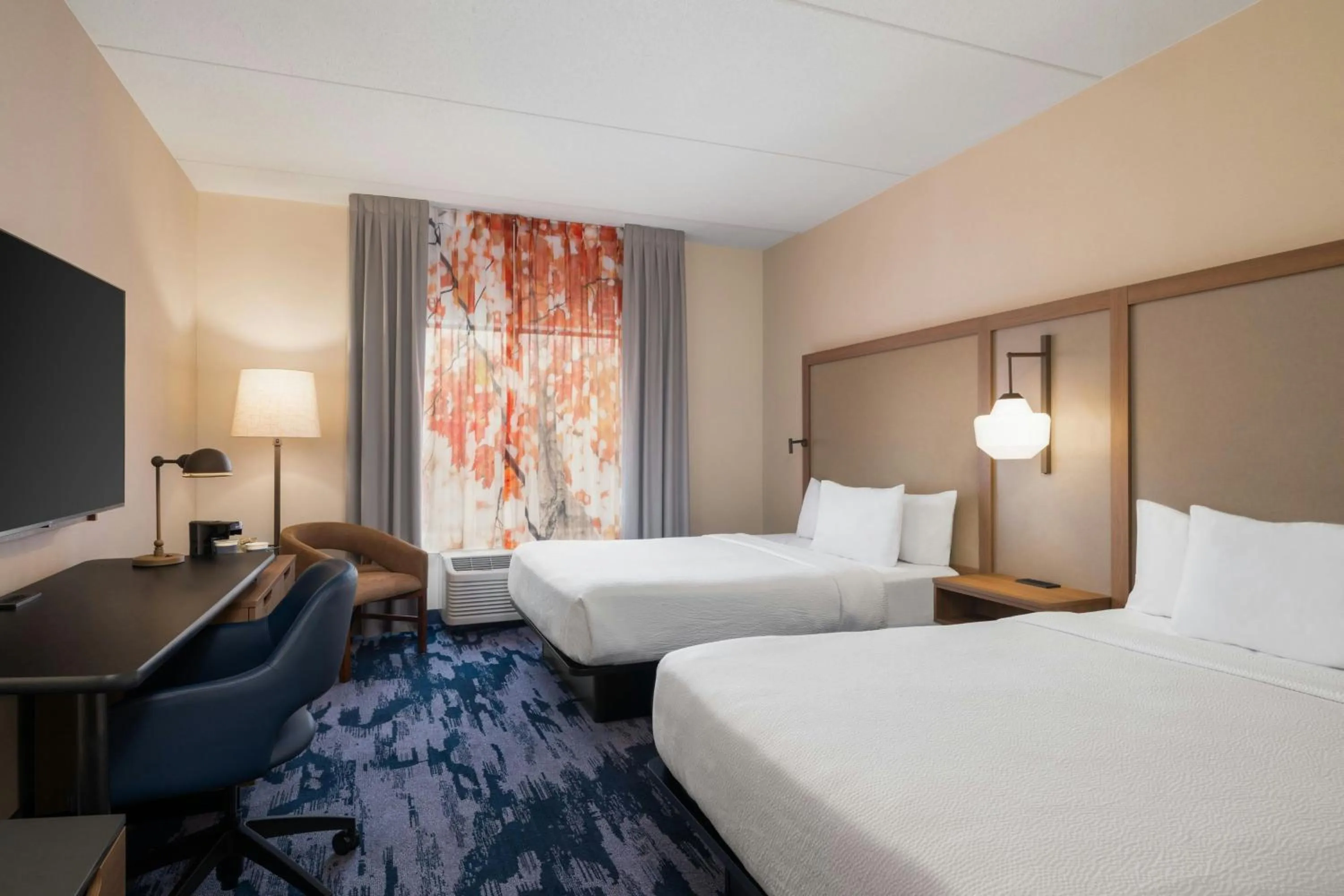 Photo of the whole room, Bed in Fairfield Inn & Suites by Marriott Cumberland