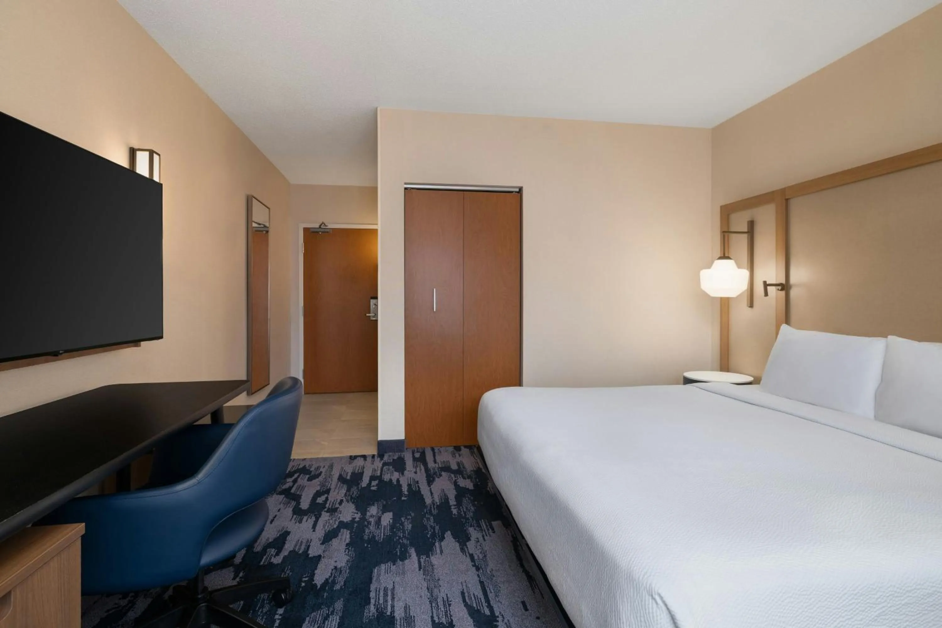 Photo of the whole room, Bed in Fairfield Inn & Suites by Marriott Cumberland
