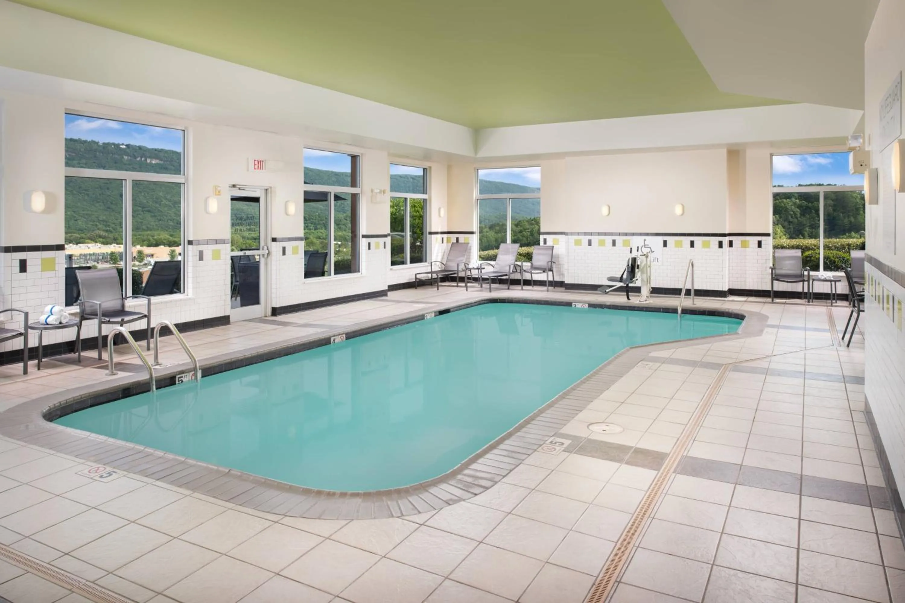 Swimming pool in Fairfield Inn & Suites Chattanooga I-24/Lookout Mountain