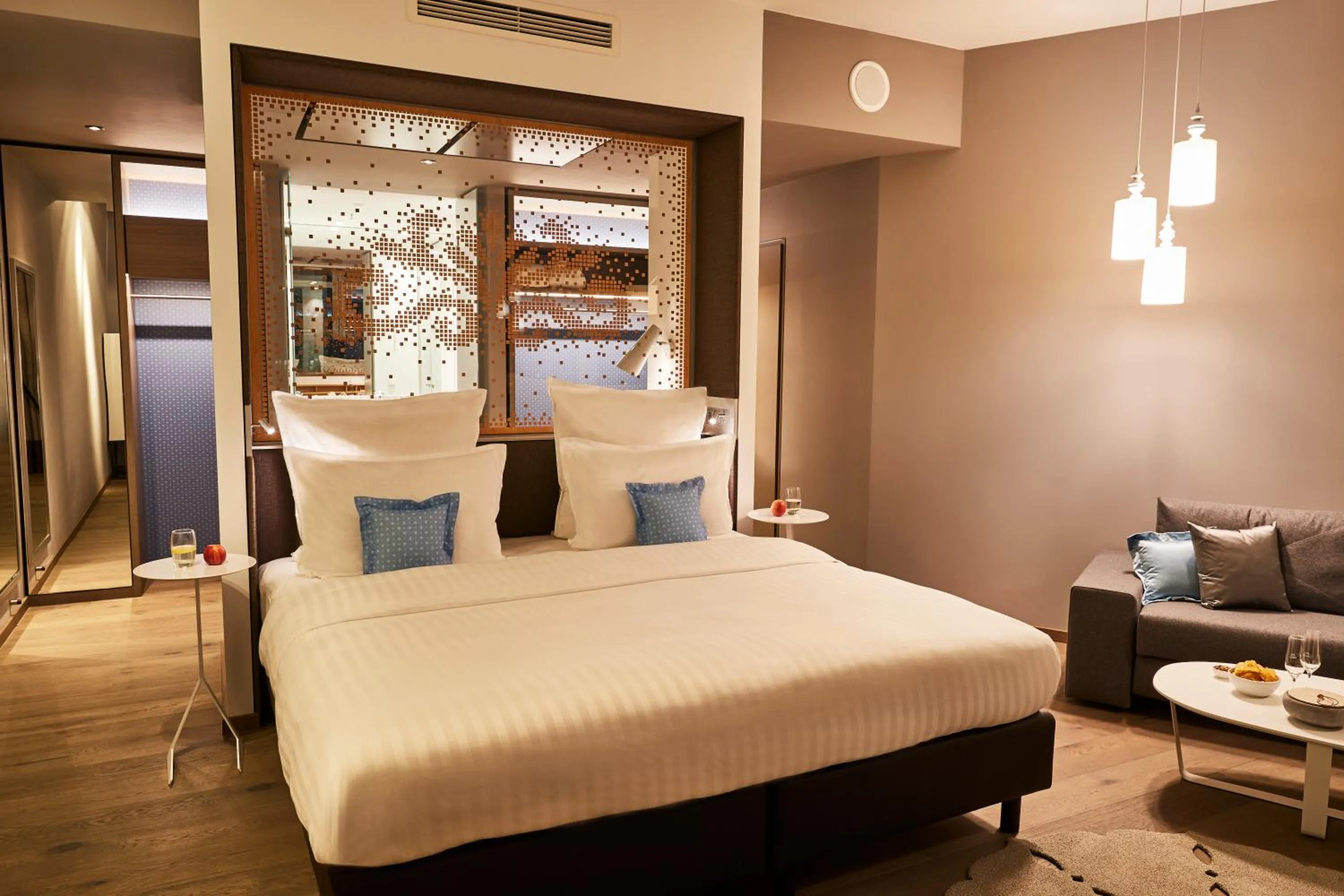 Bedroom, Bed in Steigenberger Hotel München