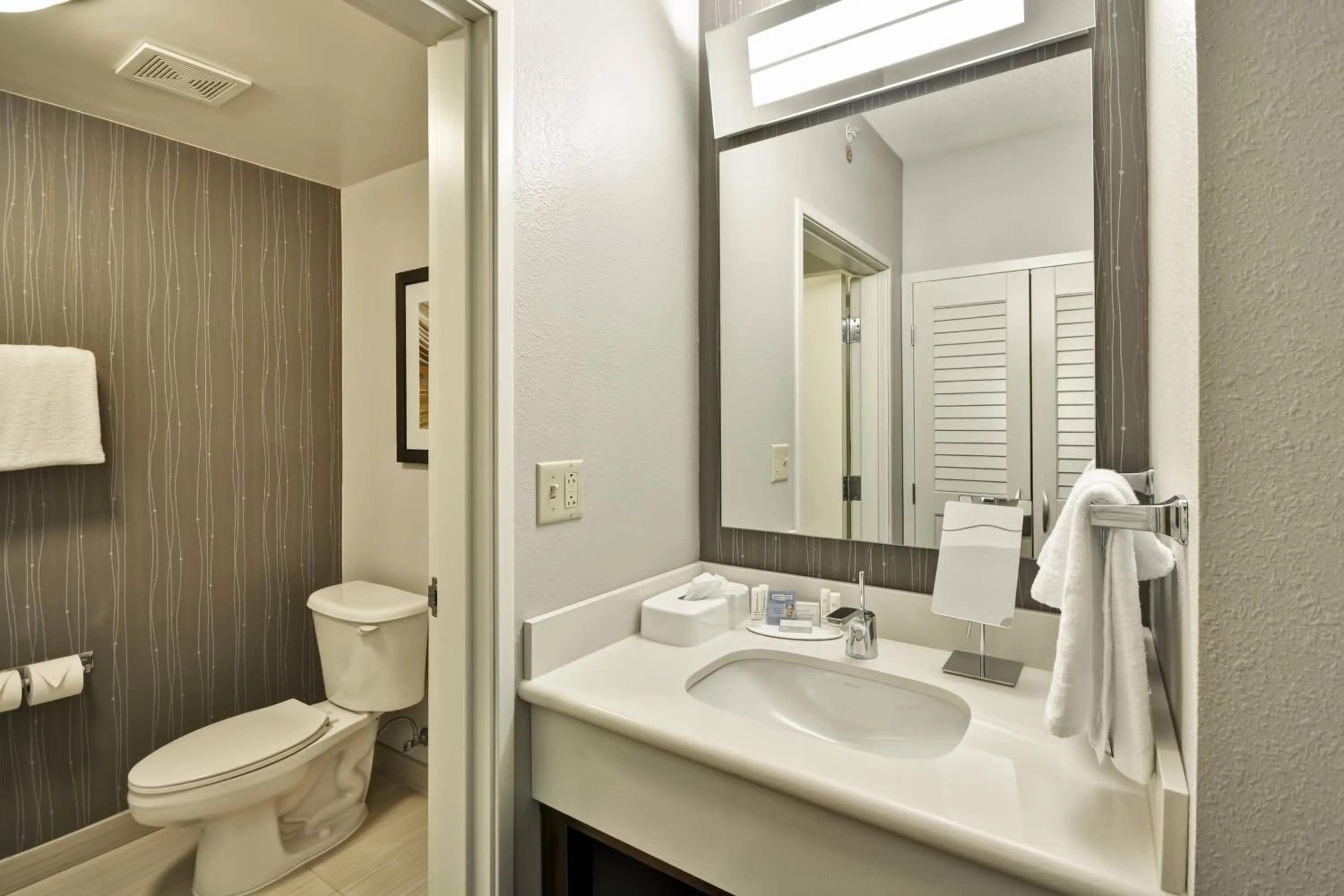 Bathroom in Courtyard by Marriott Dalton