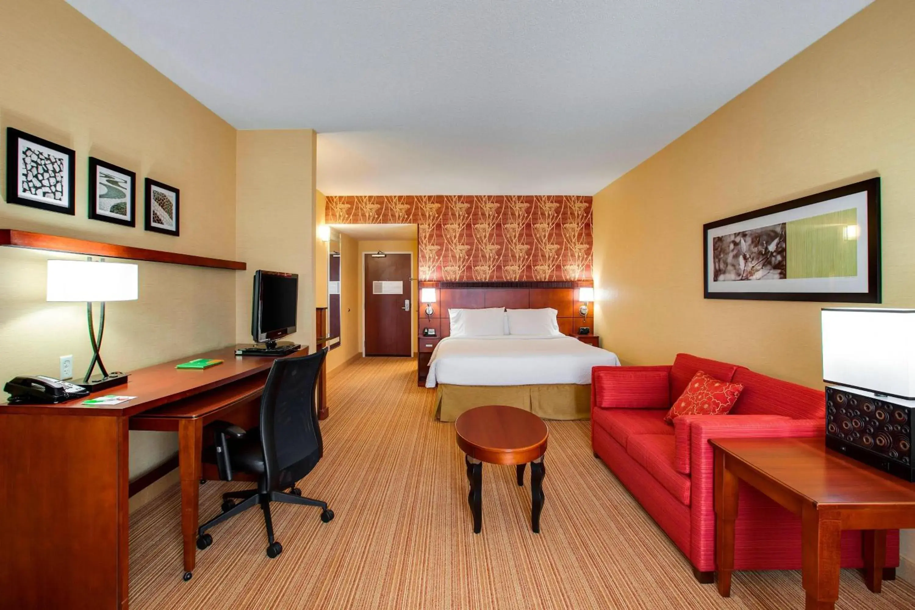 1 King ADA, Guest room, 1 King (Mobility and Hearing Accessible w/Tub) in Courtyard by Marriott Chicago Schaumburg/Woodfield Mall 1 King ADA, Guest room, 1 King (Mobility and Hearing Accessible w/Tub) in Courtyard by Marriott Chicago Schaumburg/Woodfield Mall