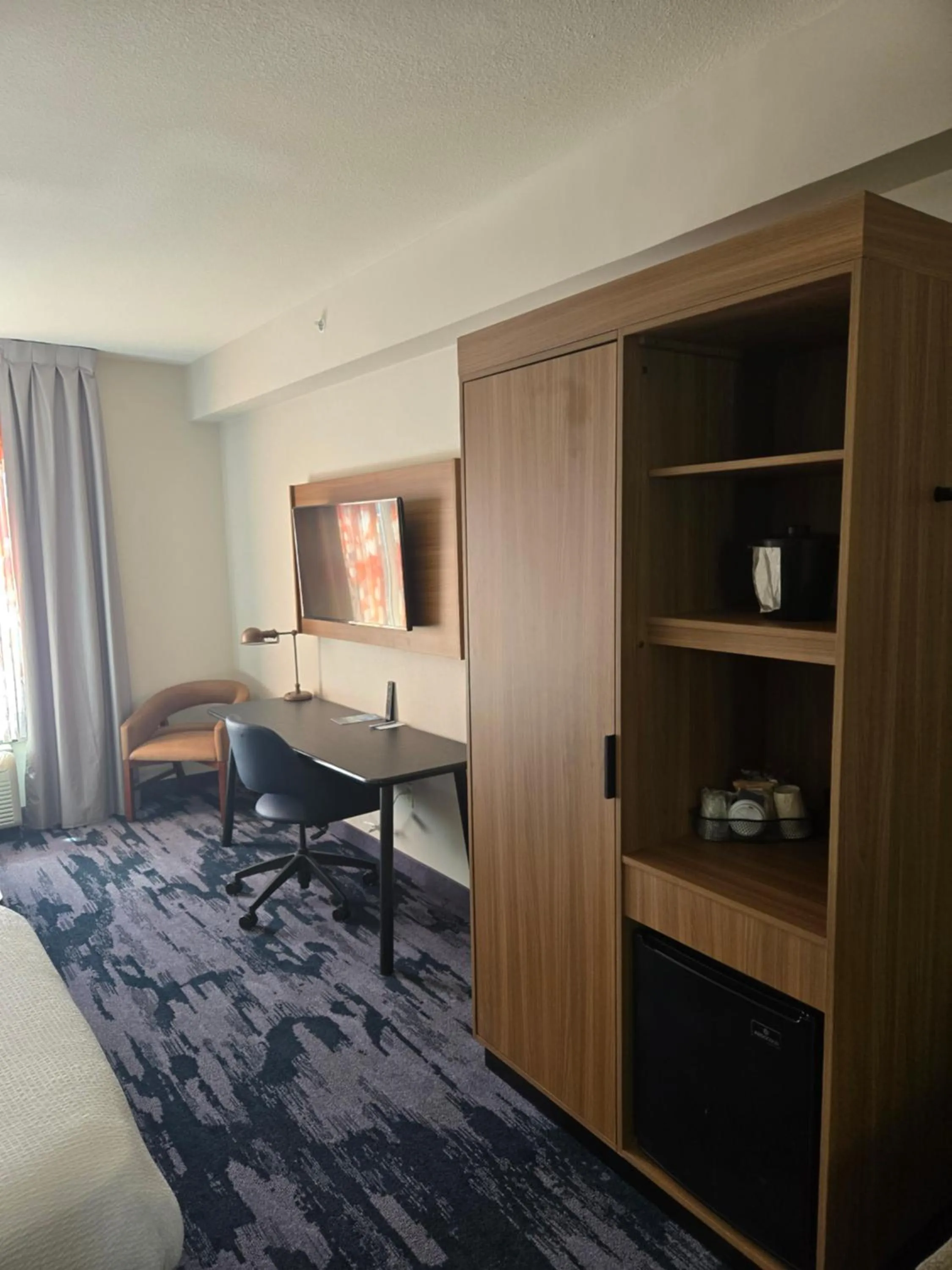 TV and multimedia, Bed in Fairfield Inn and Suites Cleveland