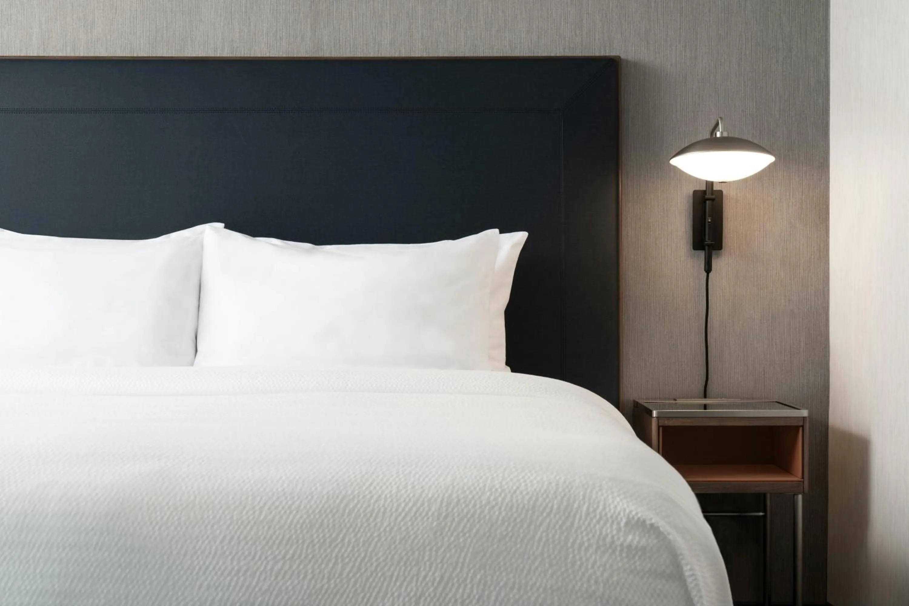 Bedroom, Bed in Courtyard Cleveland Beachwood