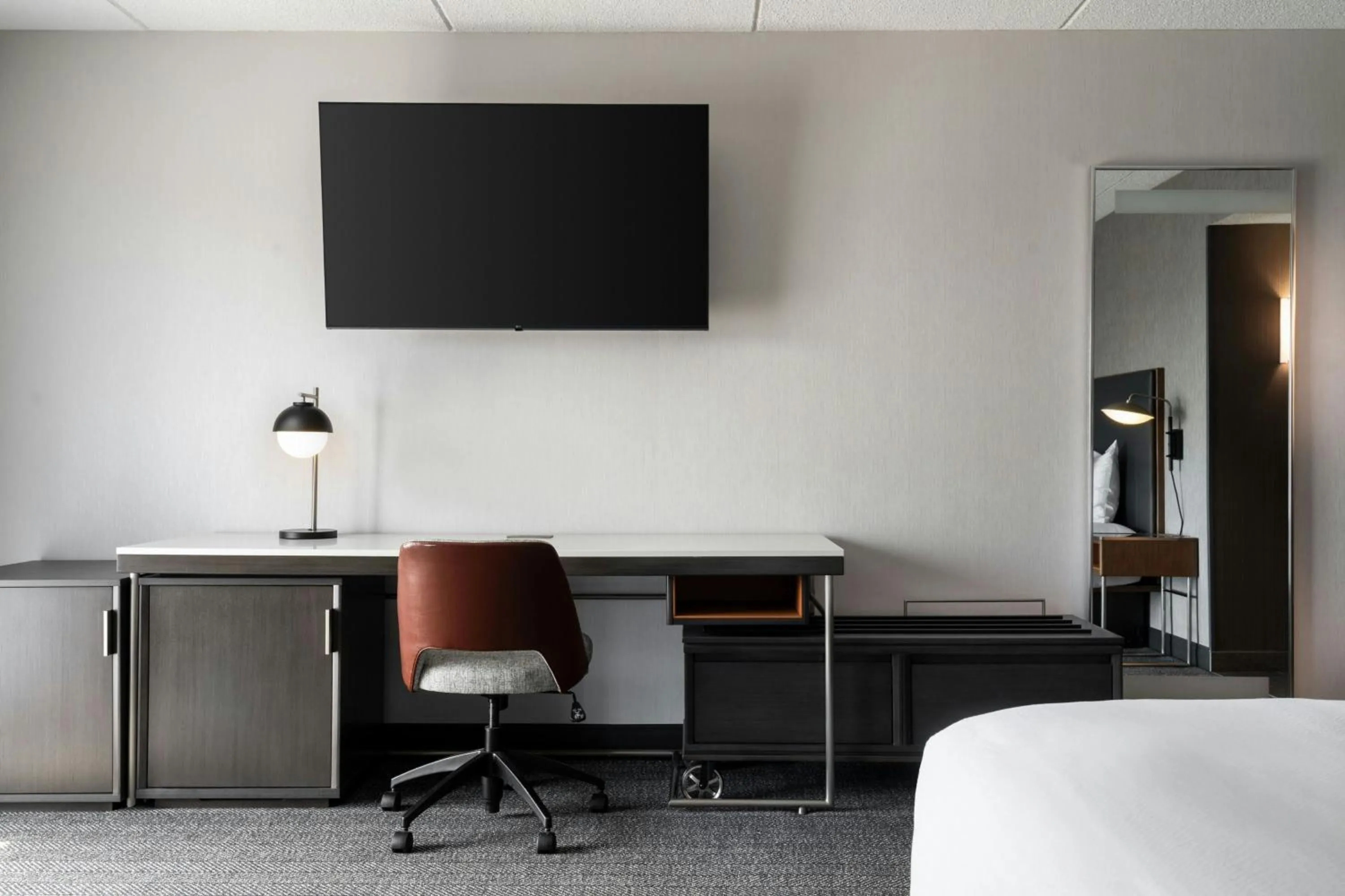 Bedroom, Bed in Courtyard Cleveland Beachwood