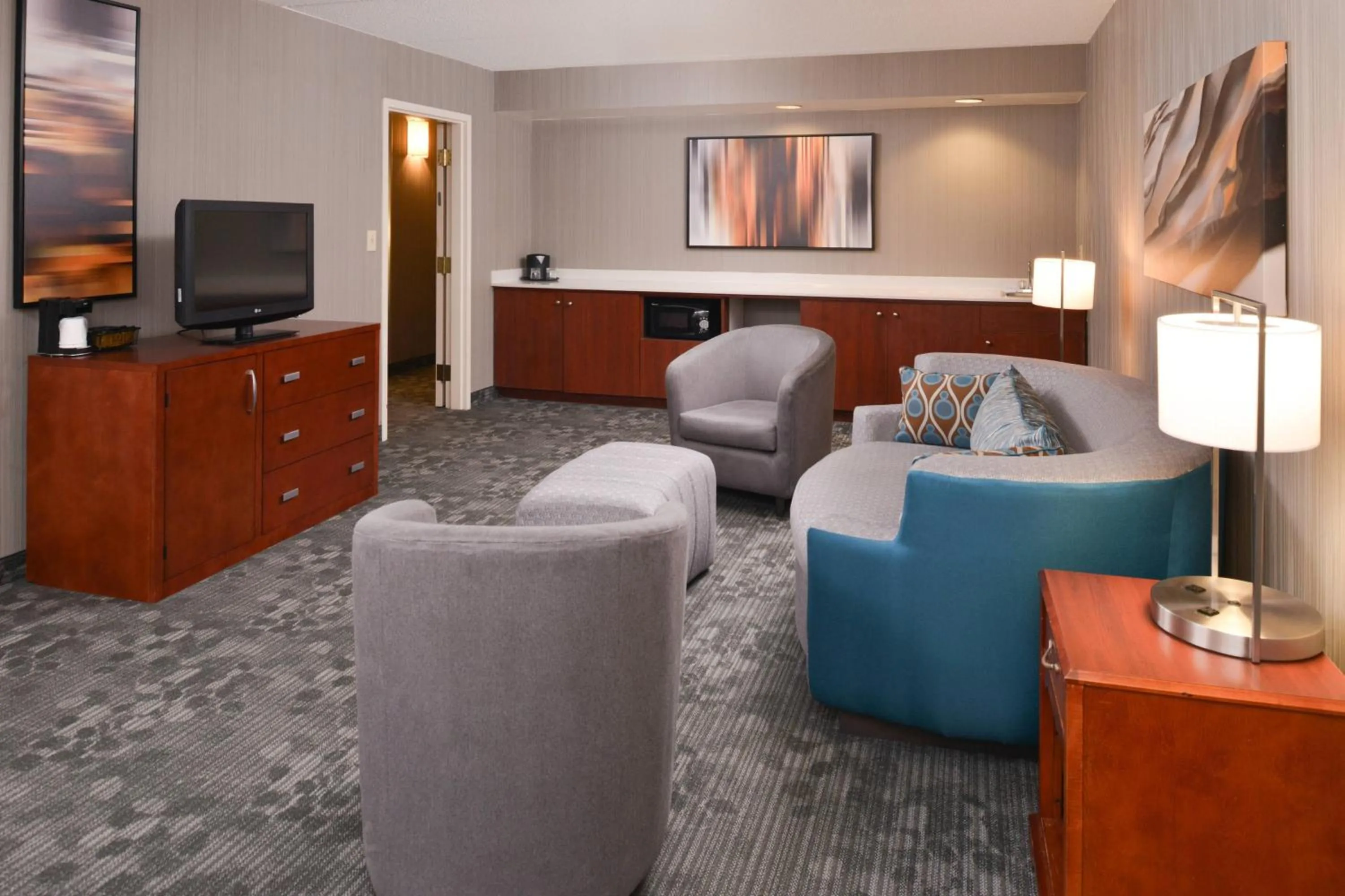 Living room in Courtyard by Marriott Charlotte Gastonia