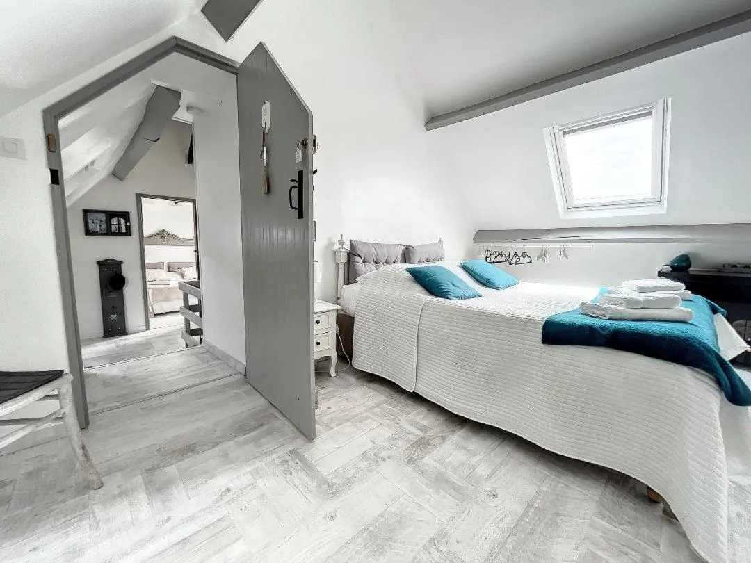 Photo of the whole room, Bed in Chambres d'Hôtes La Clef des Champs Normandie Manche 50