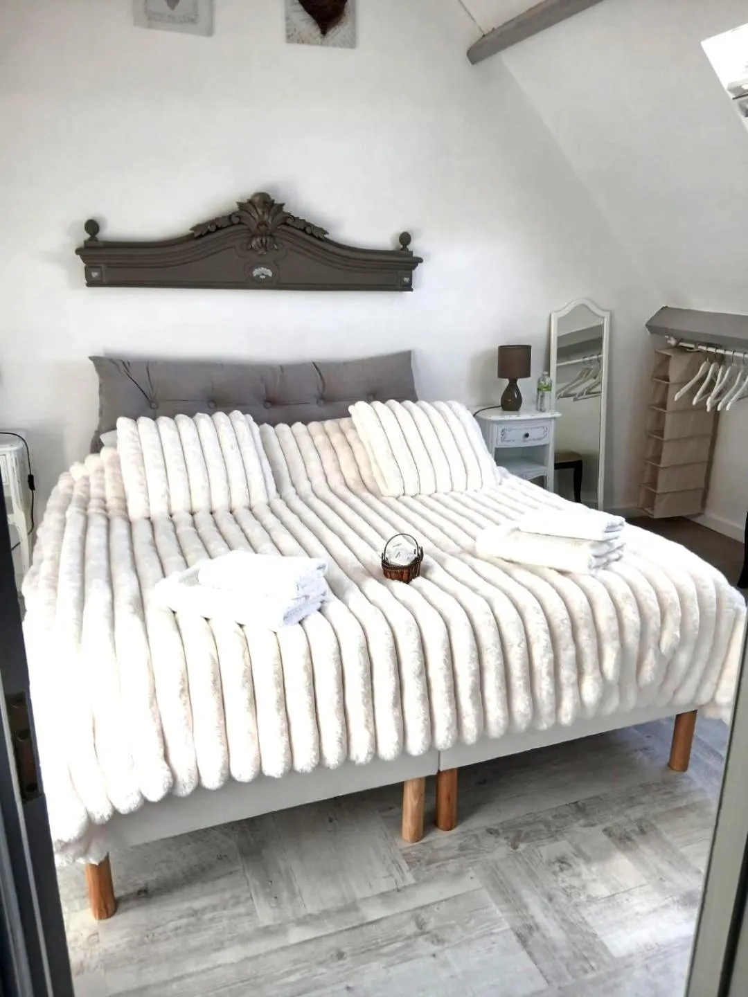 Photo of the whole room, Bed in Chambres d'Hôtes La Clef des Champs Normandie Manche 50