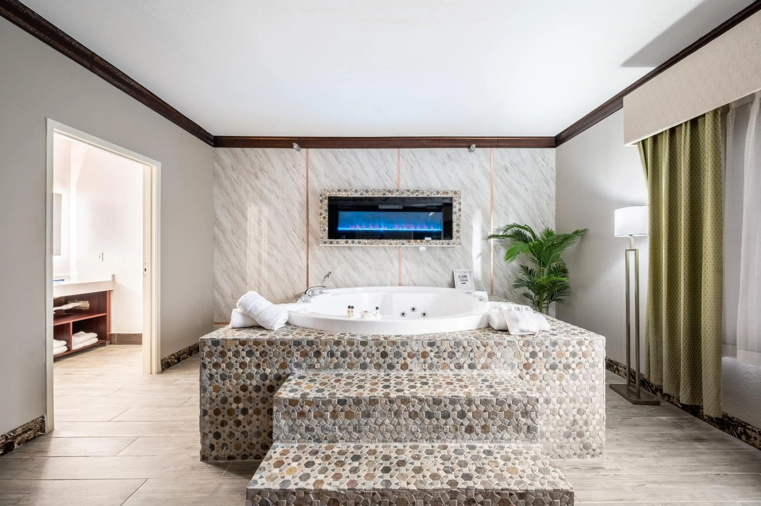 Bedroom, Bed in The Leo Collection Detroit, an Ascend Collection Hotel