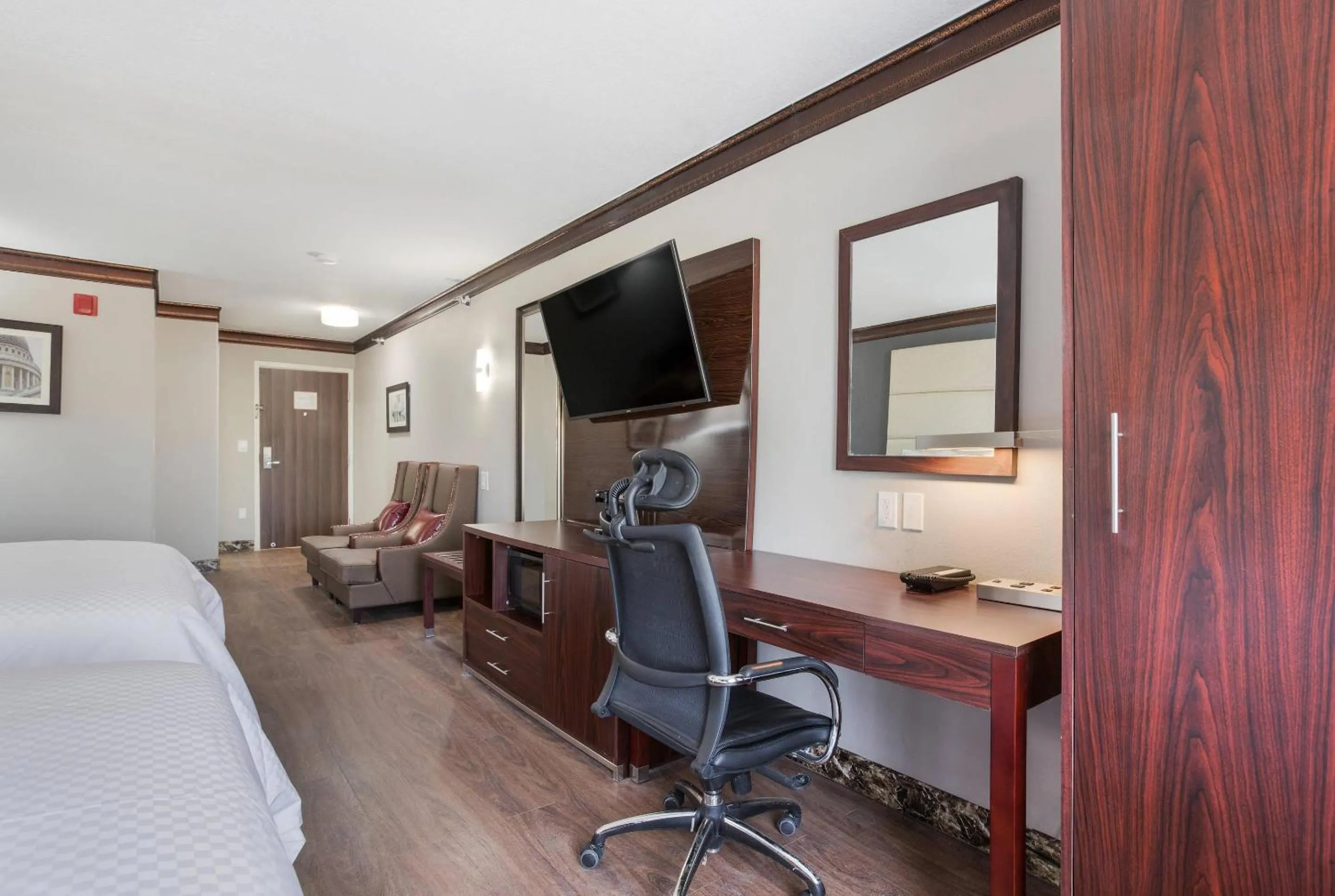 Bedroom, Bed in The Leo Collection Detroit, an Ascend Collection Hotel