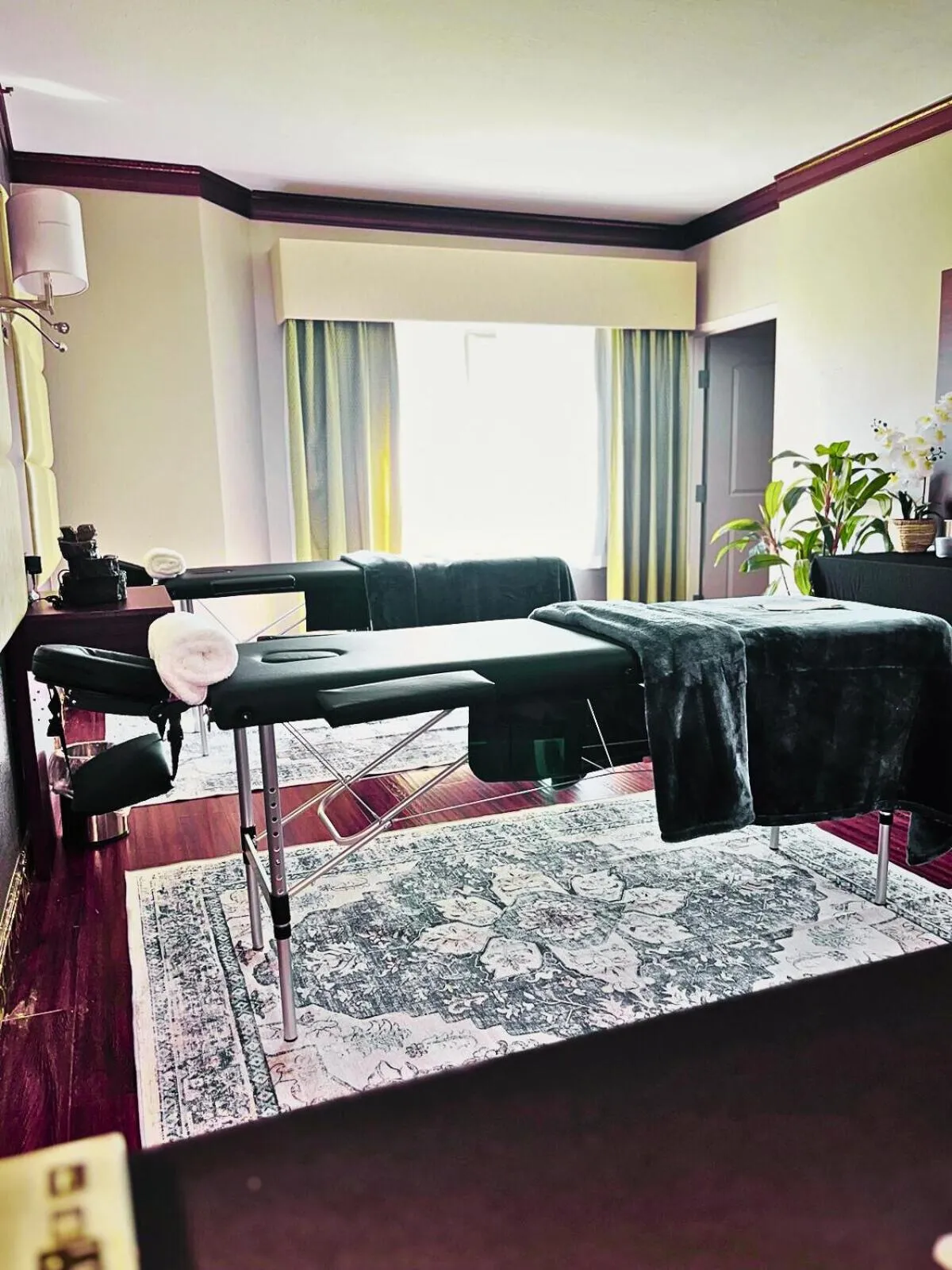 Massage, Bed in The Leo Collection Detroit, an Ascend Collection Hotel