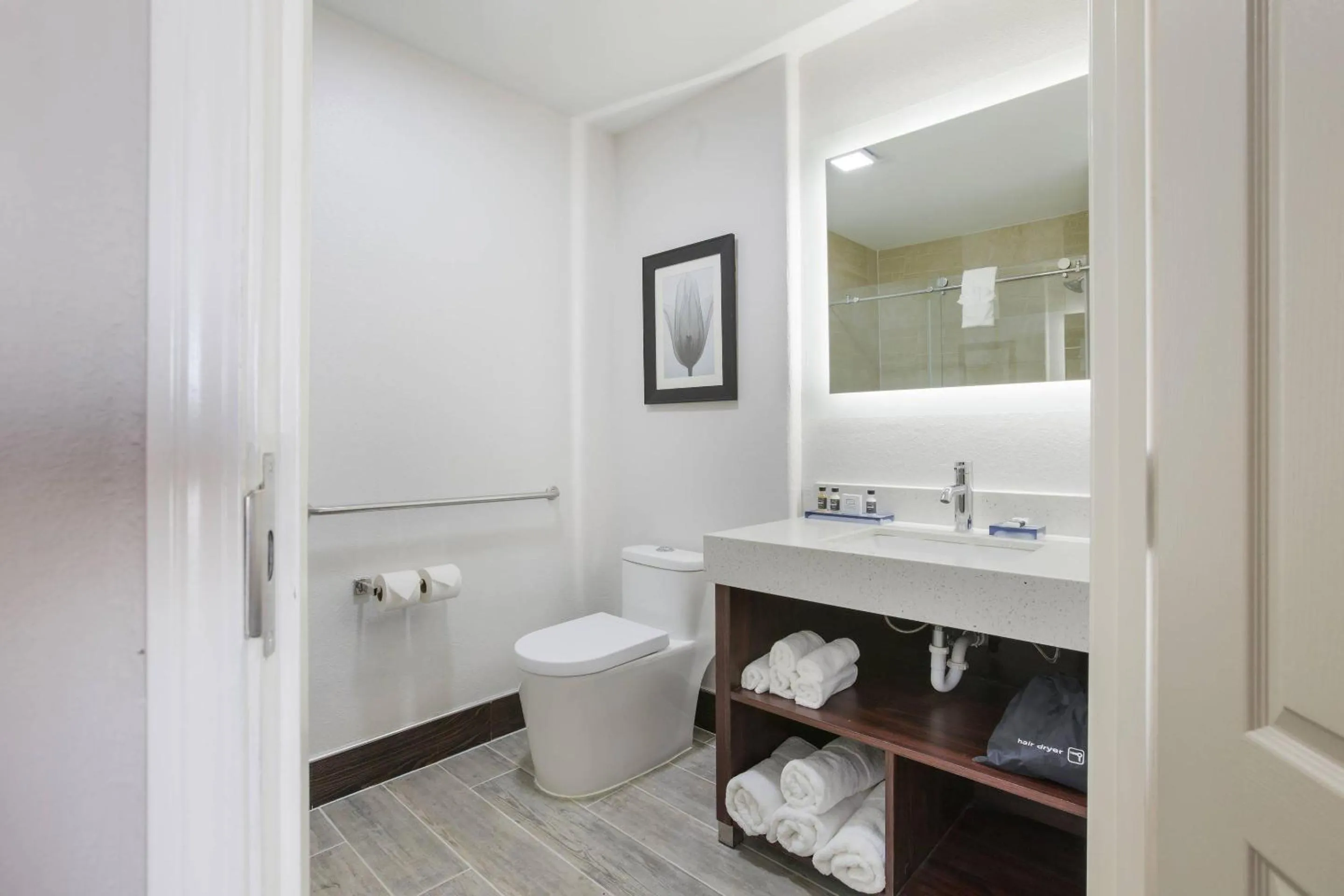 Bedroom in The Leo Collection Detroit, an Ascend Collection Hotel