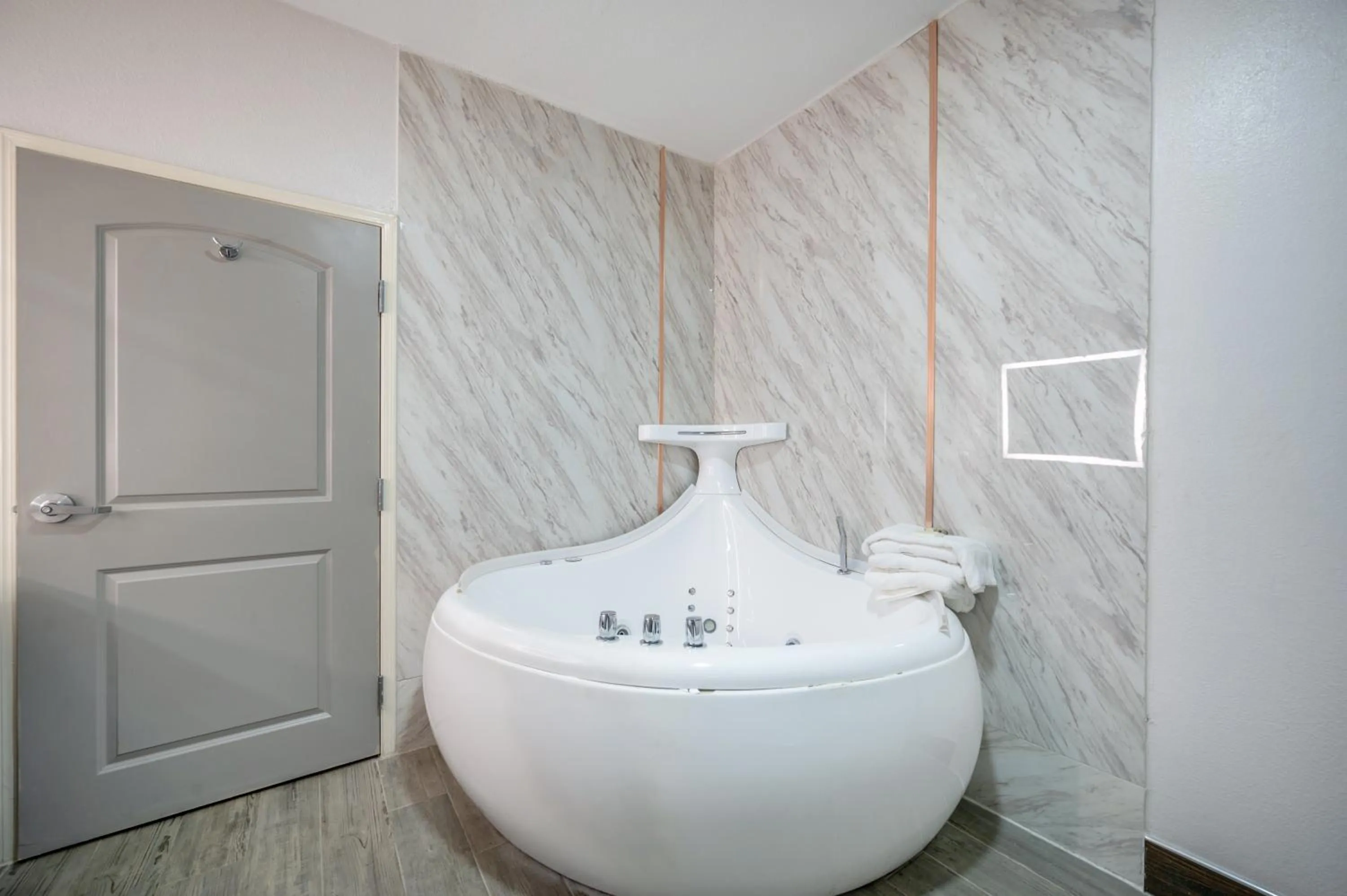 Bathroom in The Leo Collection Detroit, an Ascend Collection Hotel