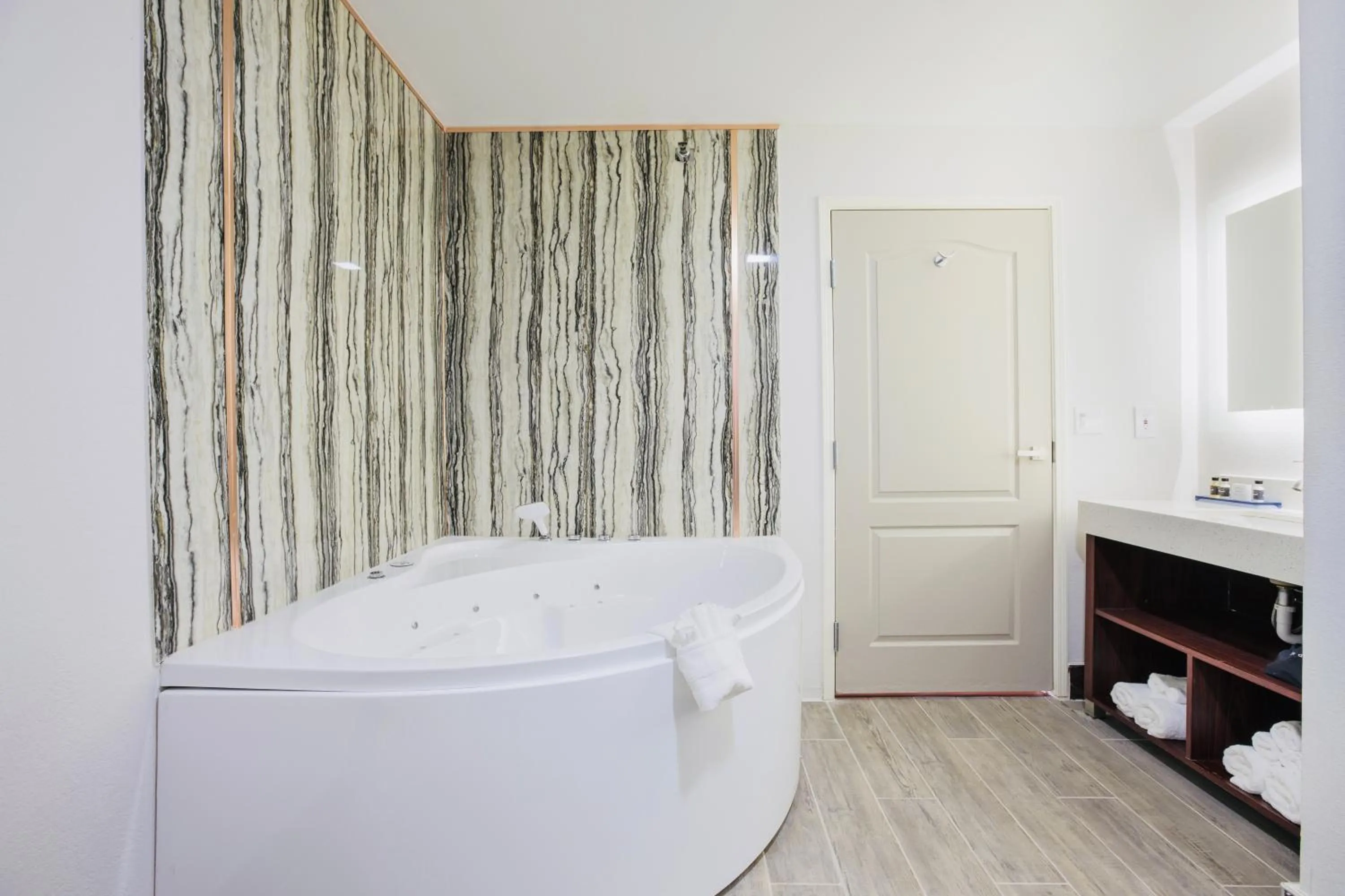 Bathroom, Bed in The Leo Collection Detroit, an Ascend Collection Hotel