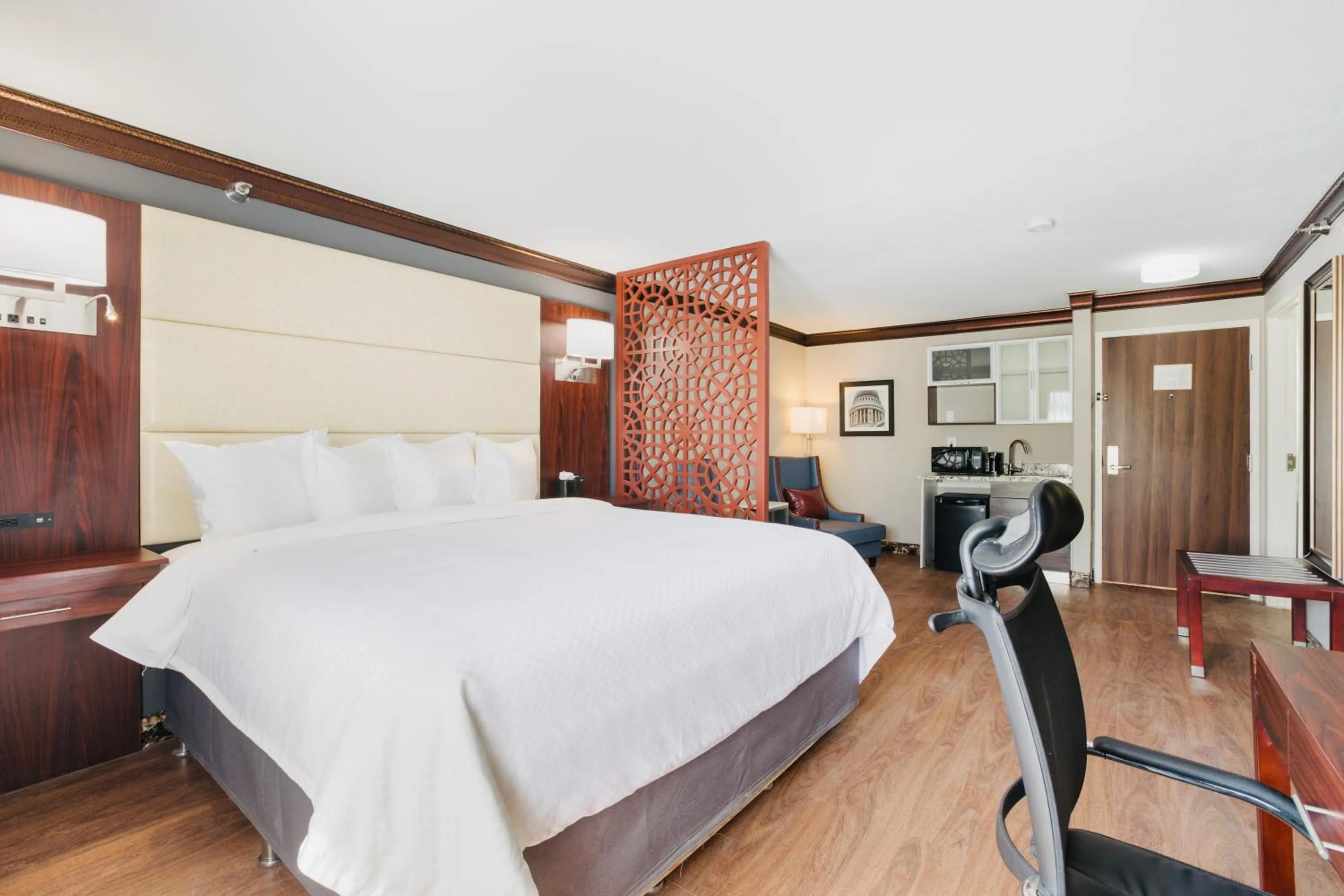 Photo of the whole room, Bed in The Leo Collection Detroit, an Ascend Collection Hotel