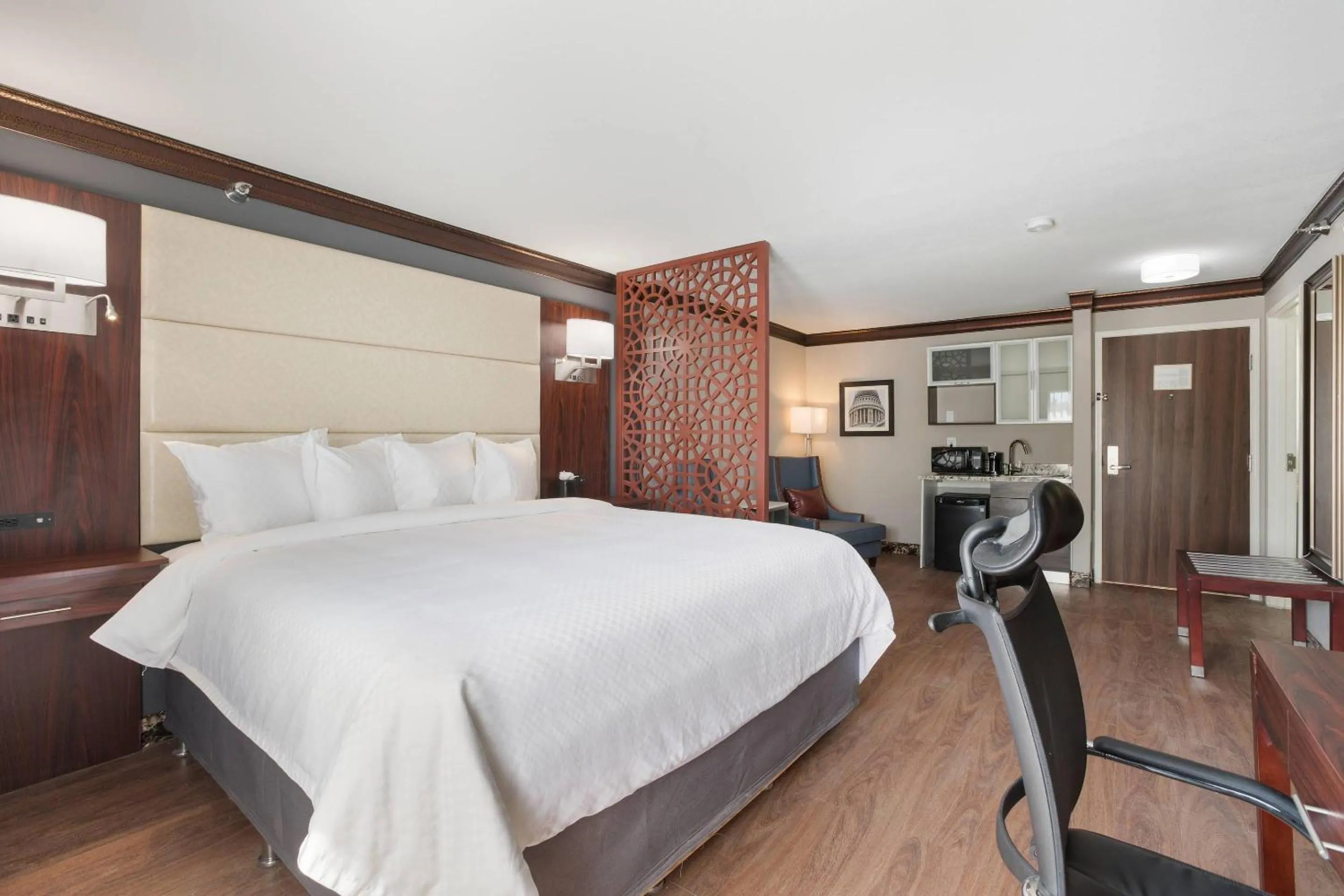 Bedroom, Bed in The Leo Collection Detroit, an Ascend Collection Hotel