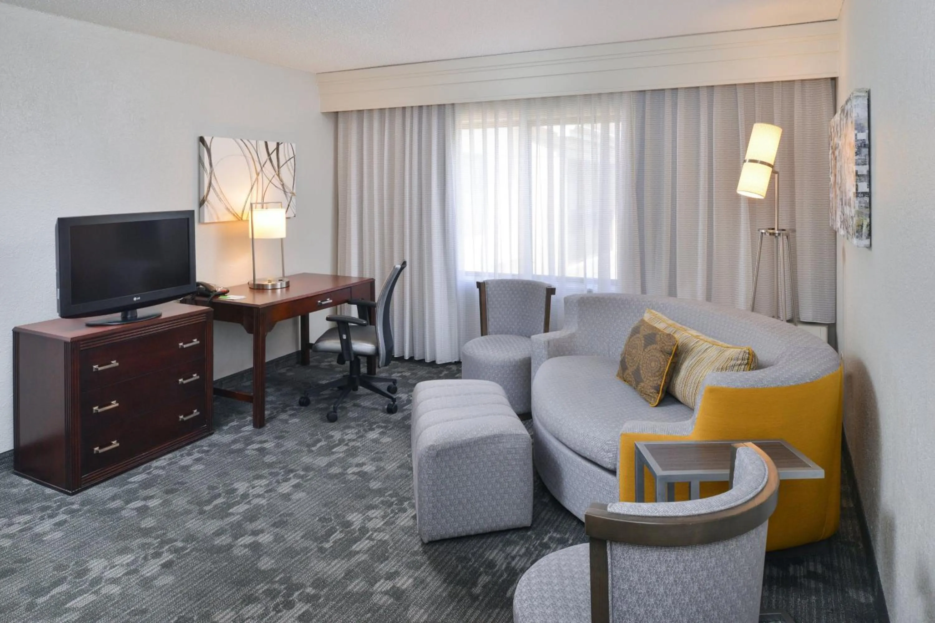 Living room in Courtyard by Marriott Charlotte Matthews