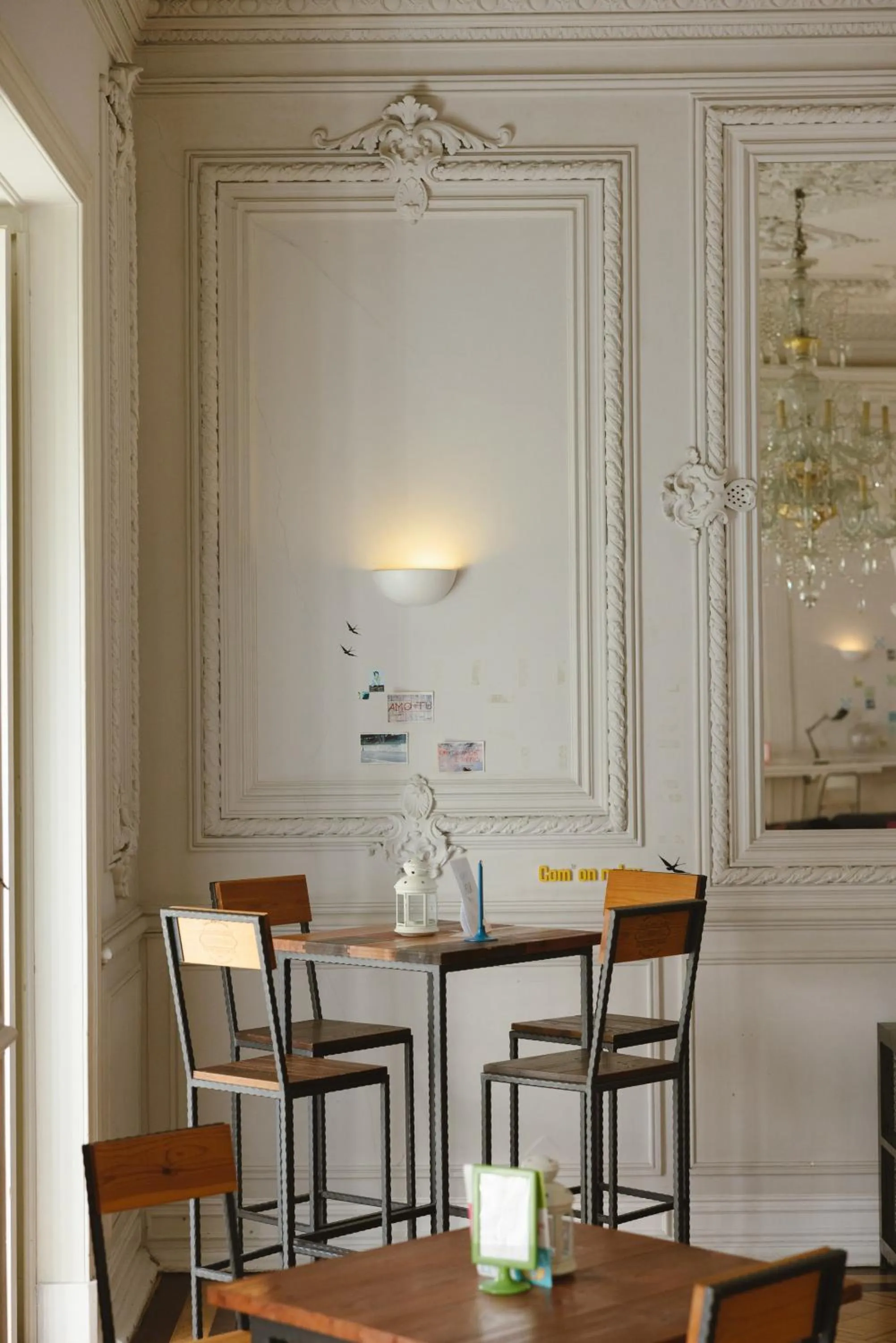 Living room in Lisb'on Hostel