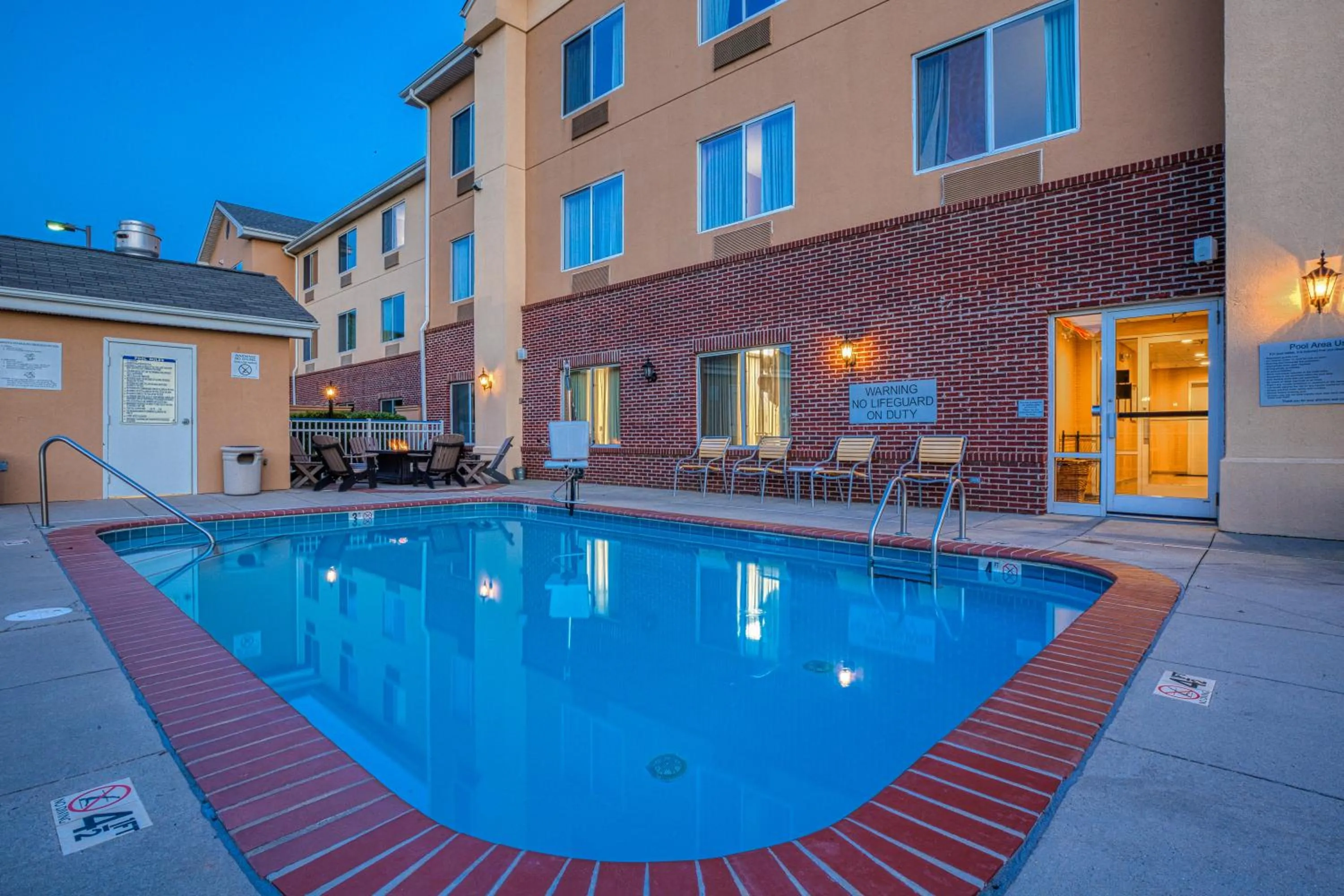Swimming pool in Fairfield Inn Charlotte Mooresville Lake Norman